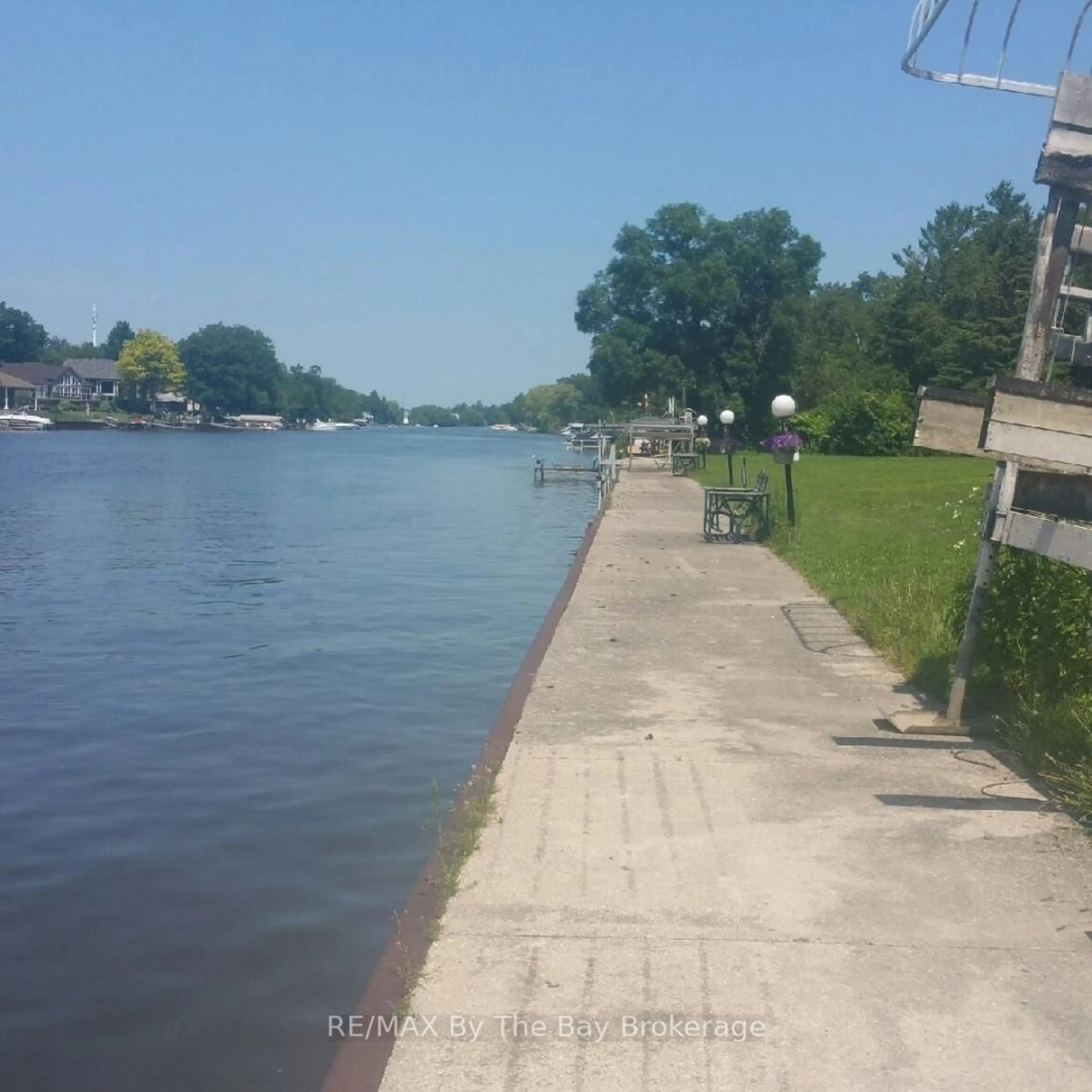 Blurry image for 10 Edgewater Rd, Wasaga Beach Ontario L9Z 2W3