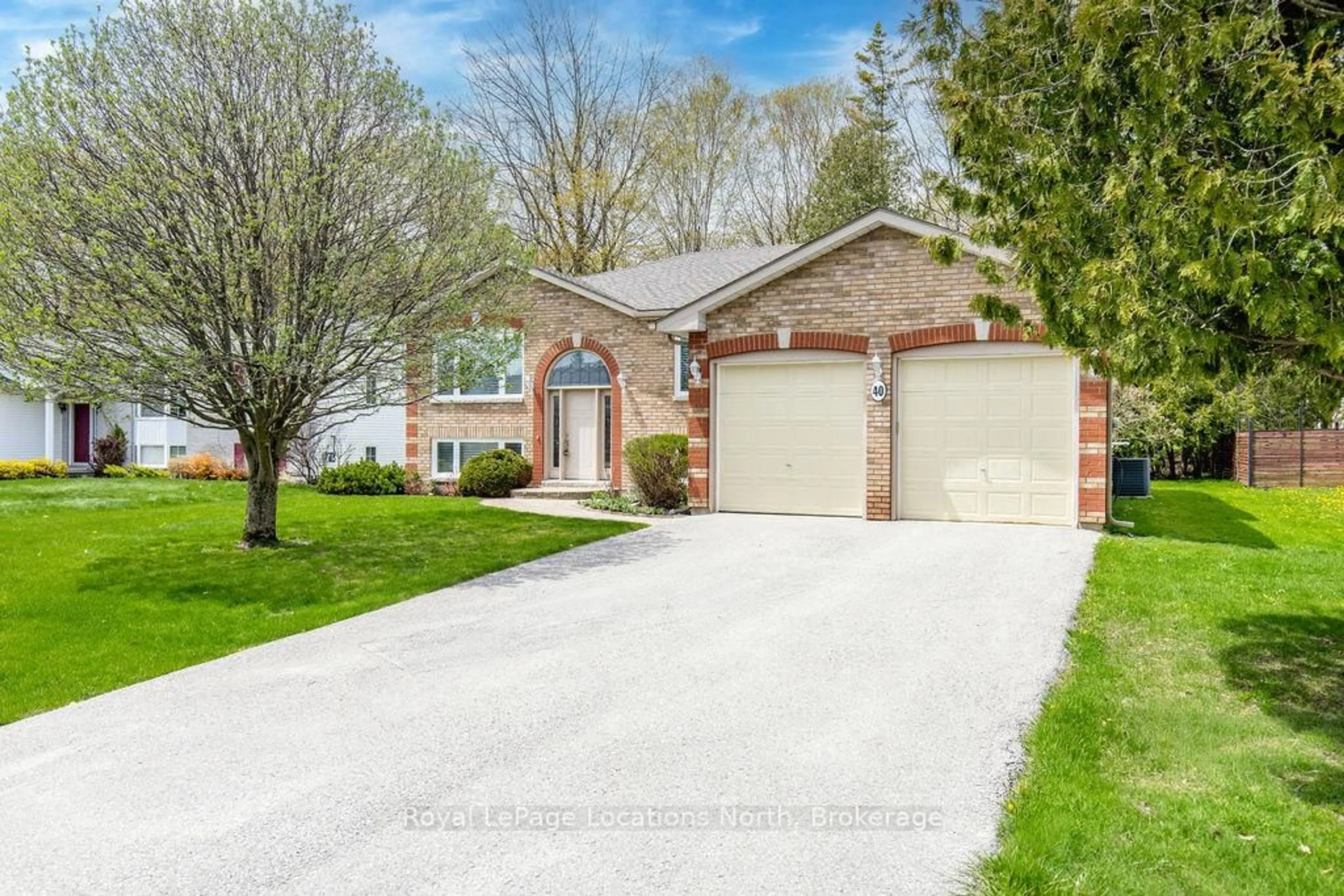 Home with brick exterior material, street for 40 Fairway Cres, Wasaga Beach Ontario L9Z 1B8