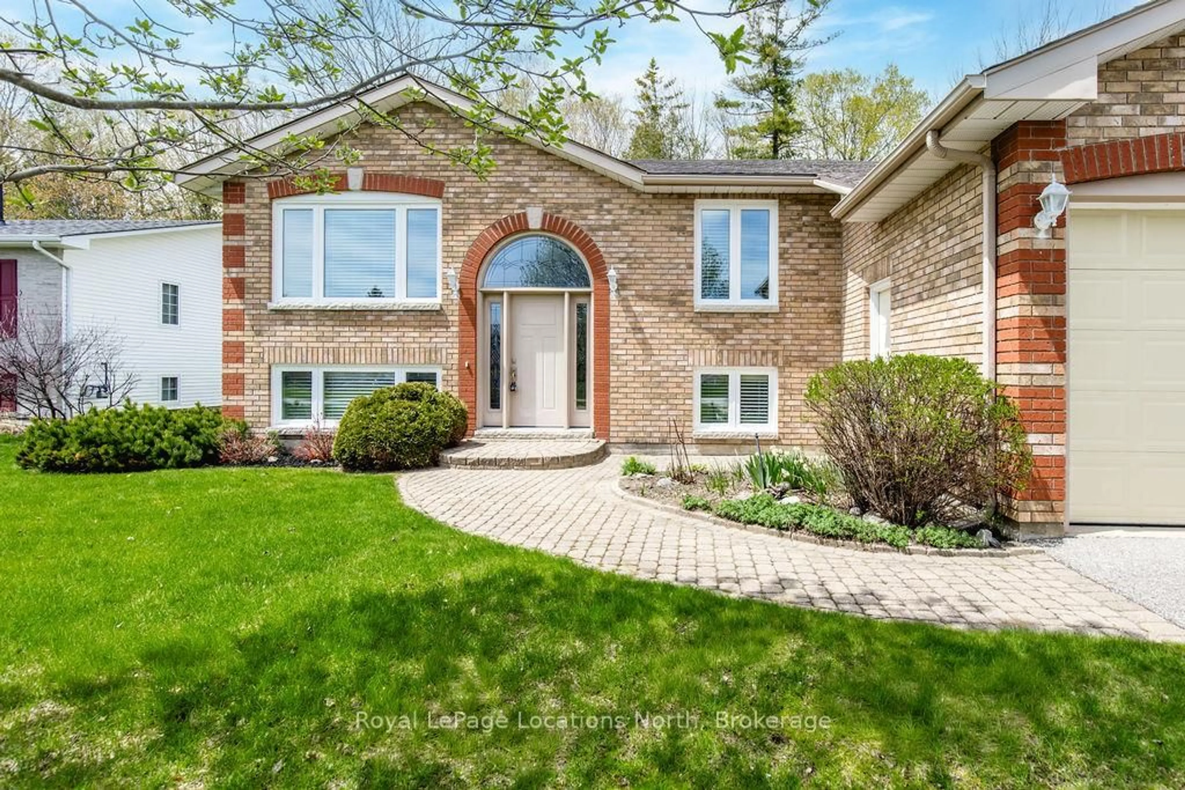 Home with brick exterior material, street for 40 Fairway Cres, Wasaga Beach Ontario L9Z 1B8