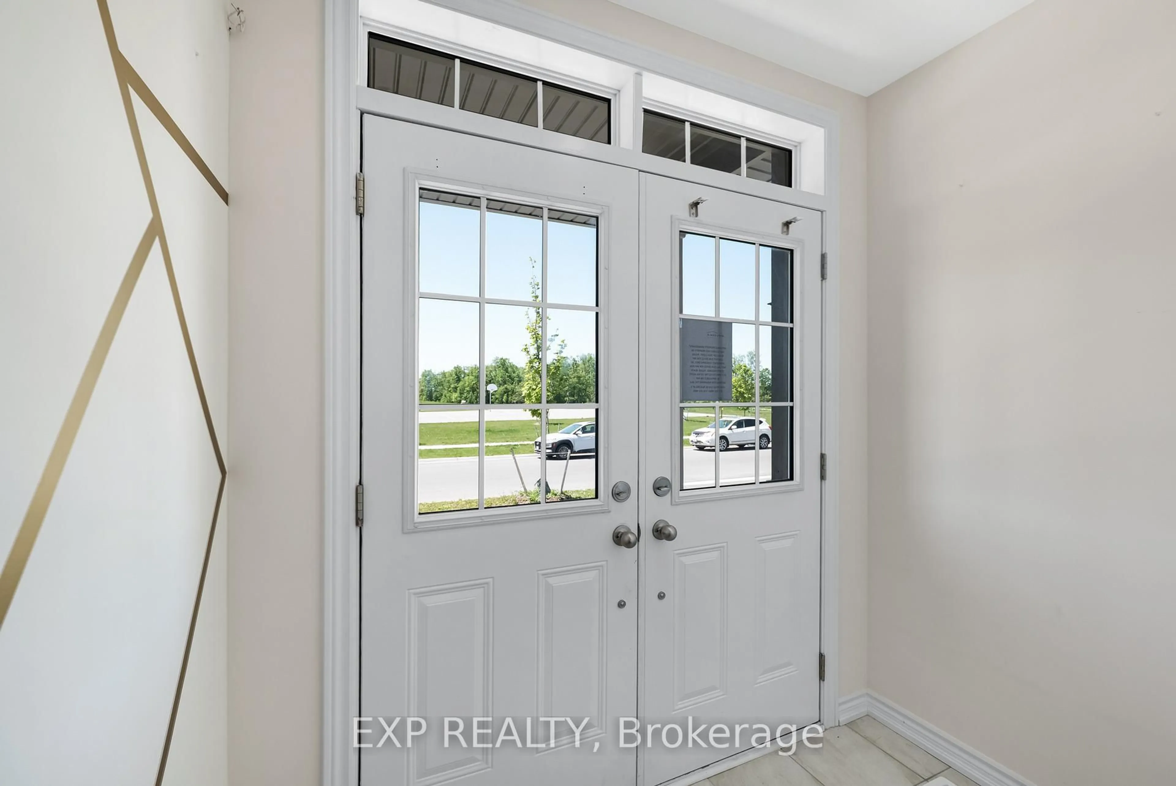 Indoor entryway for 108 Durham Ave, Barrie Ontario L9J 0L8