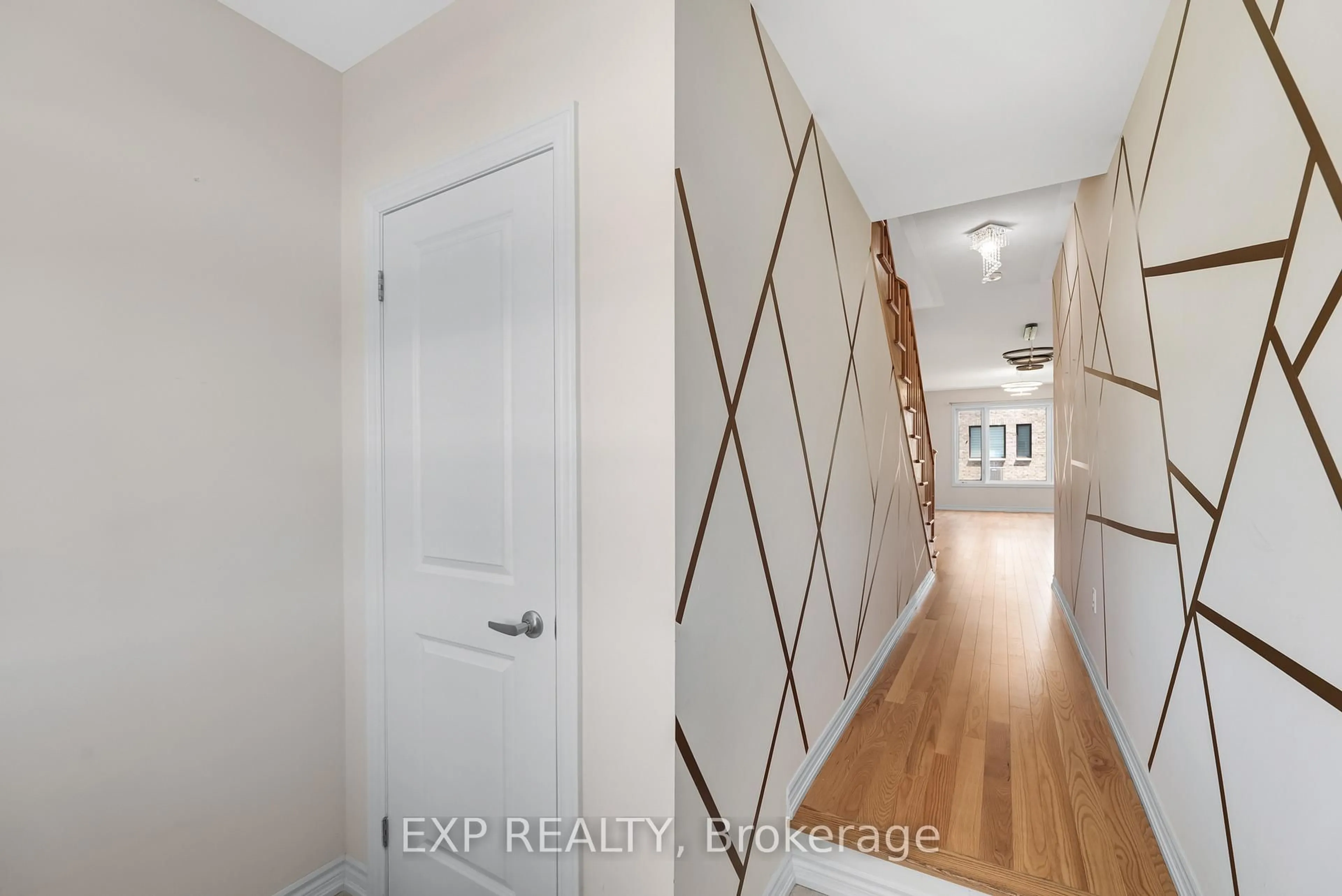 Indoor entryway for 108 Durham Ave, Barrie Ontario L9J 0L8