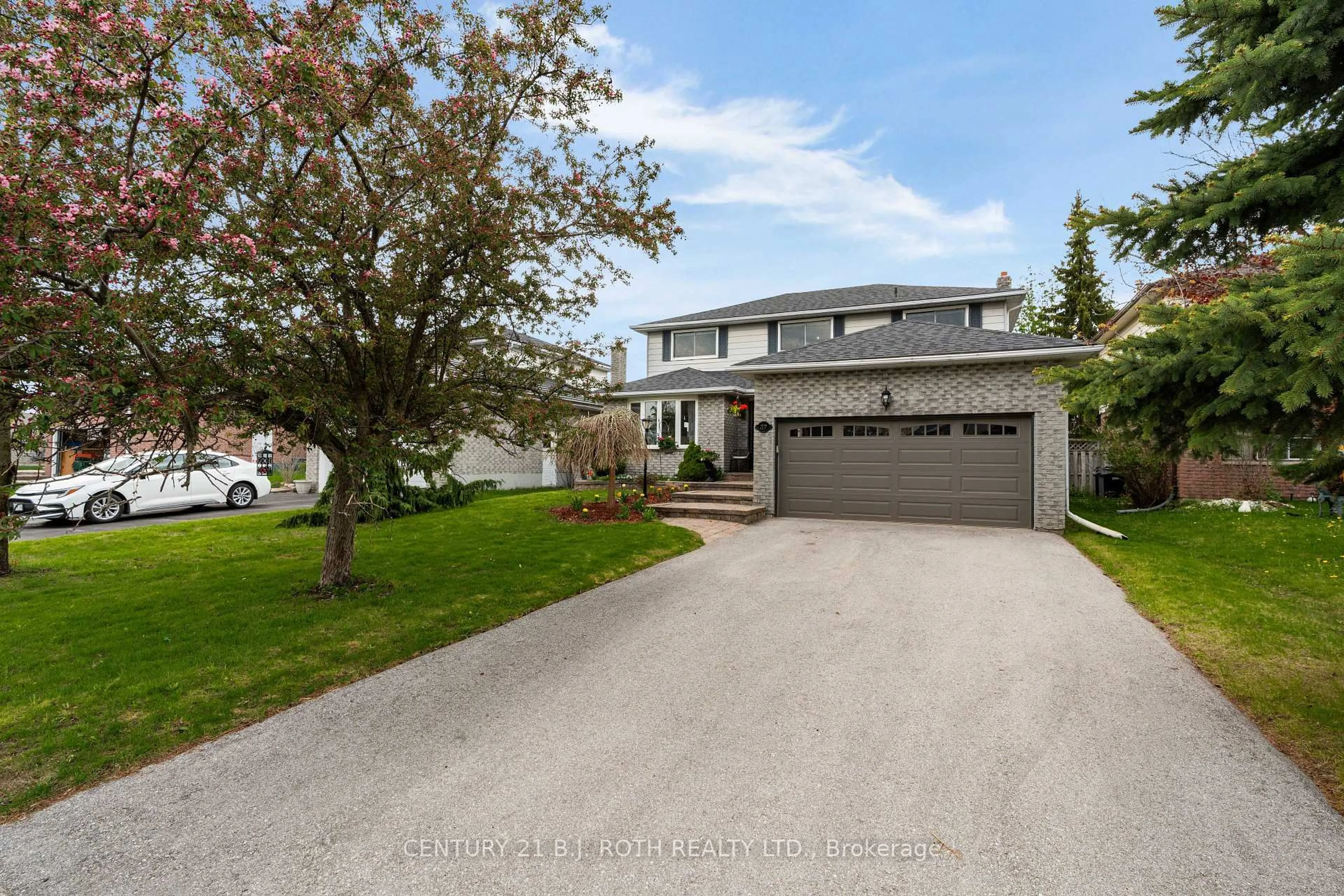 A pic from outside/outdoor area/front of a property/back of a property/a pic from drone, street for 37 Laurentian Lane, Orillia Ontario L3V 7N8