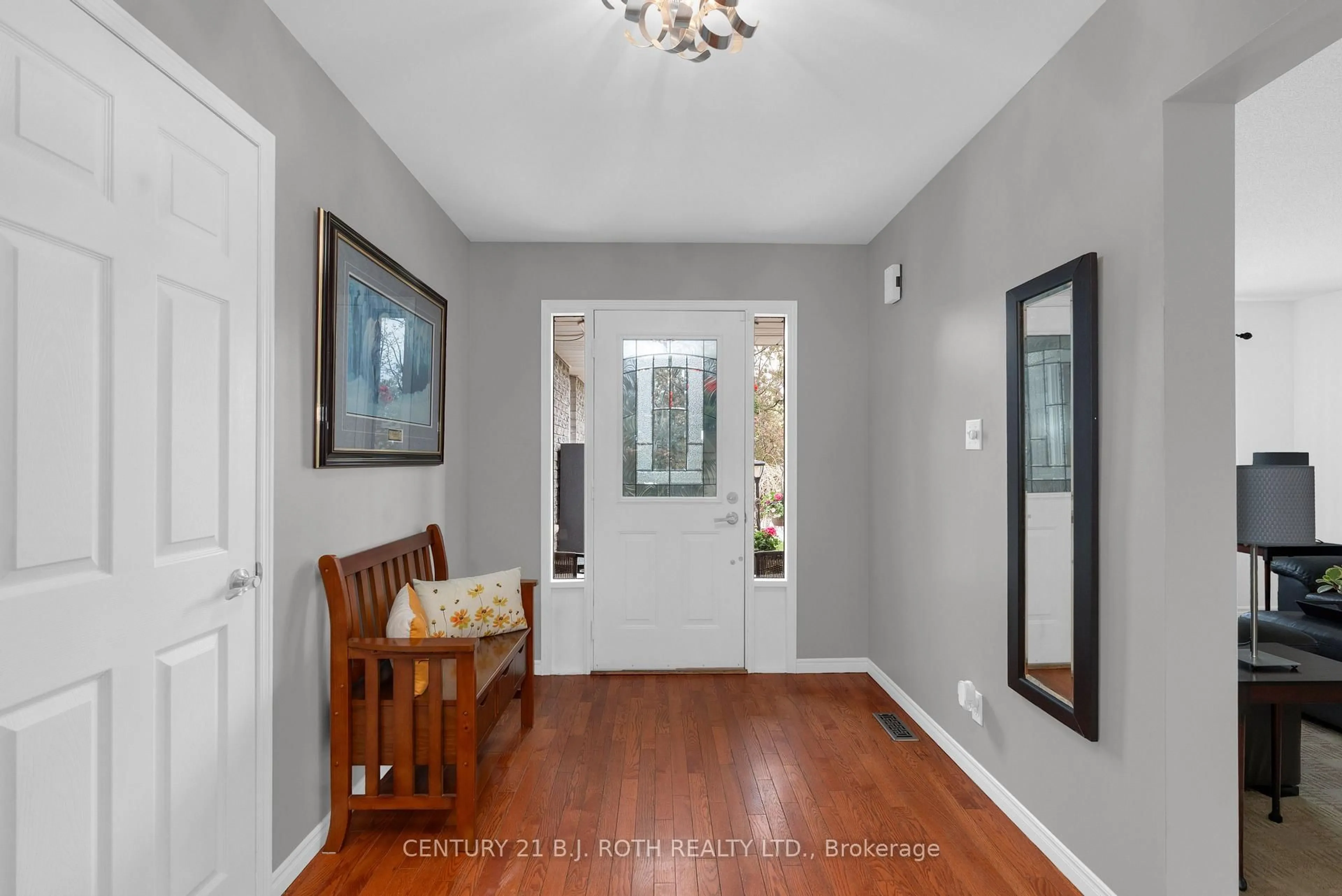 Indoor entryway for 37 Laurentian Lane, Orillia Ontario L3V 7N8
