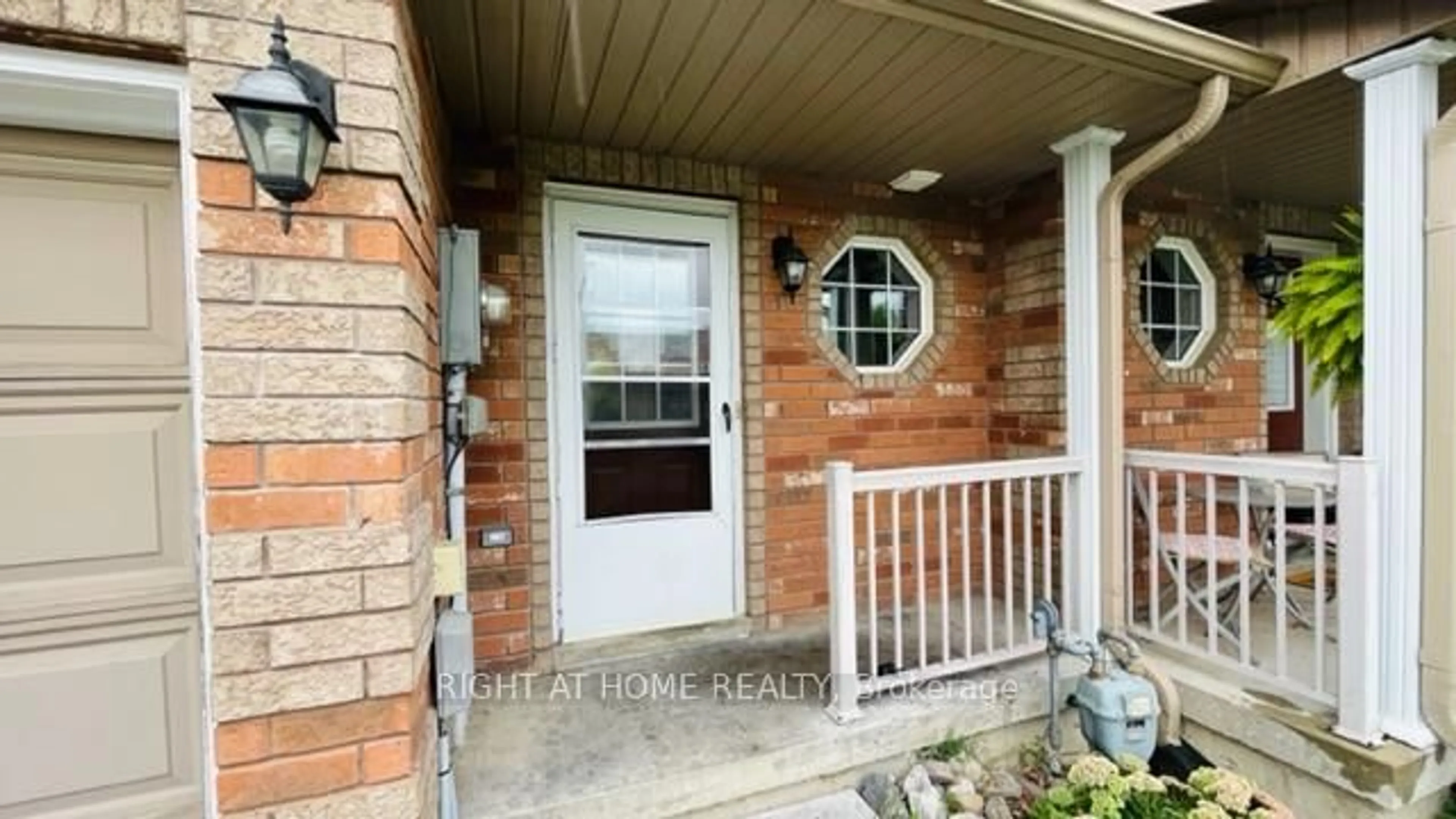 Indoor entryway for 140 Sydenham Wells Rd, Barrie Ontario L4M 6T3