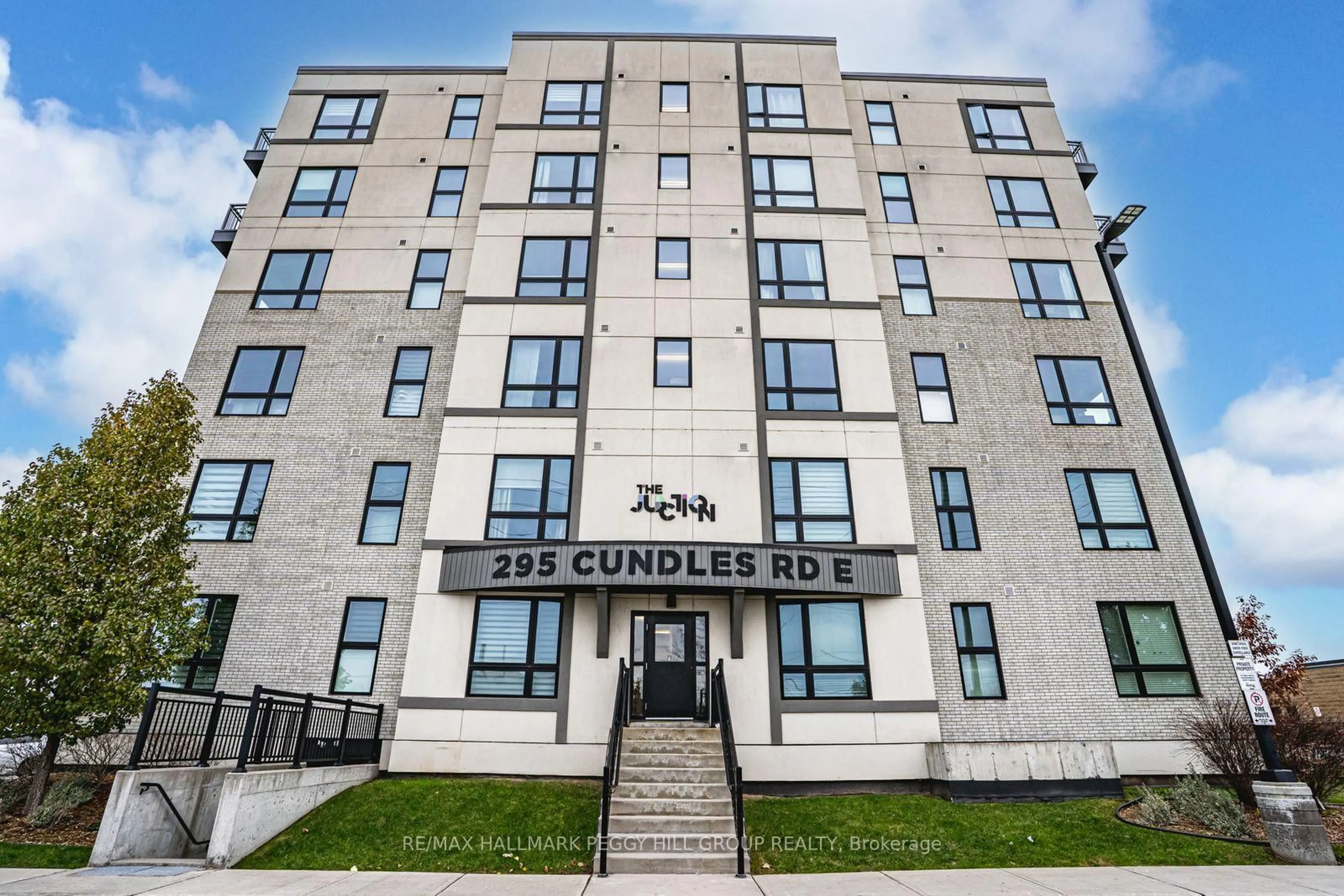 Indoor foyer for 295 Cundles Rd #404, Barrie Ontario L4M 0K8
