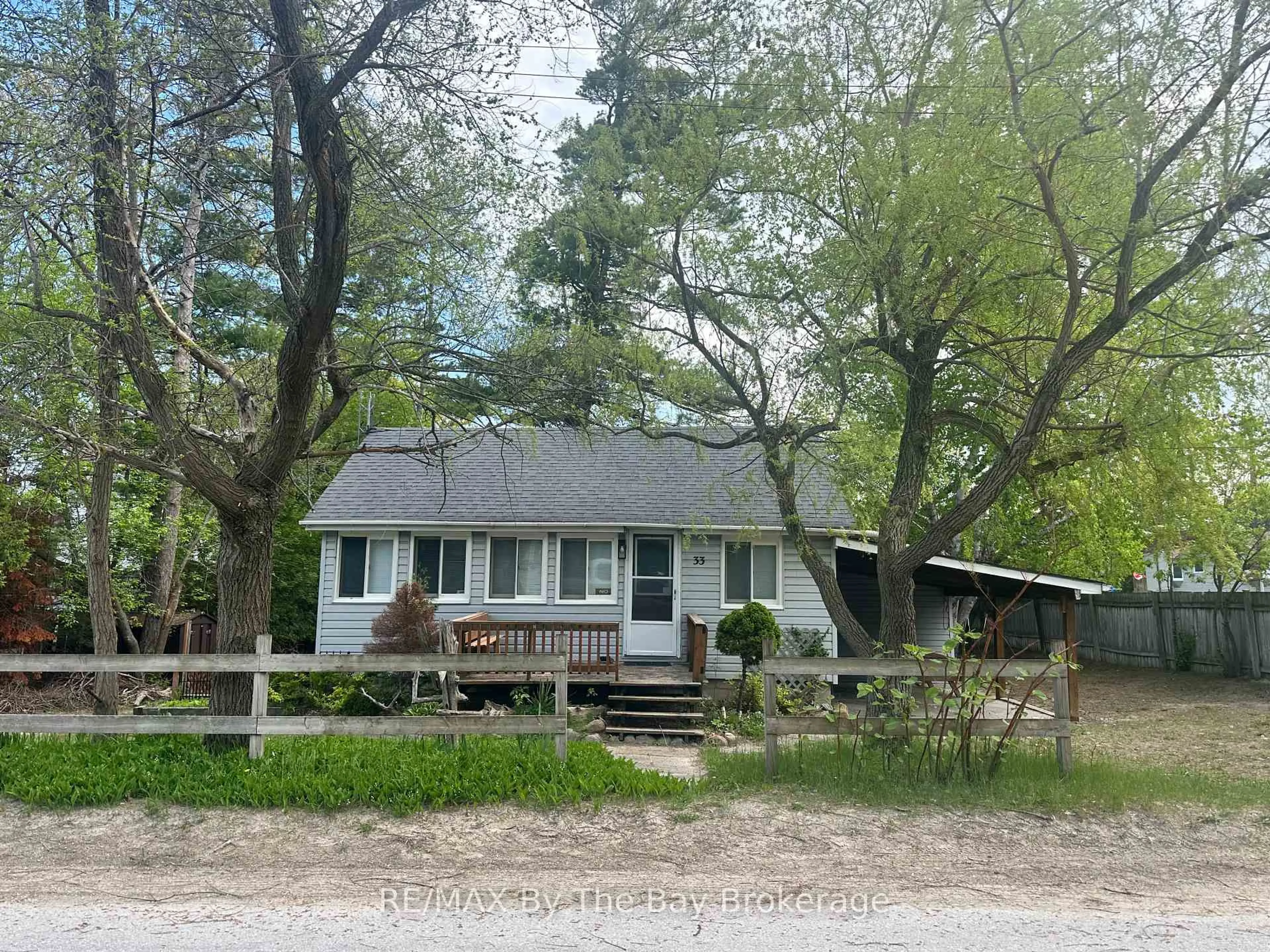 A pic from outside/outdoor area/front of a property/back of a property/a pic from drone, street for 33 17th St, Wasaga Beach Ontario L9Z 2J1