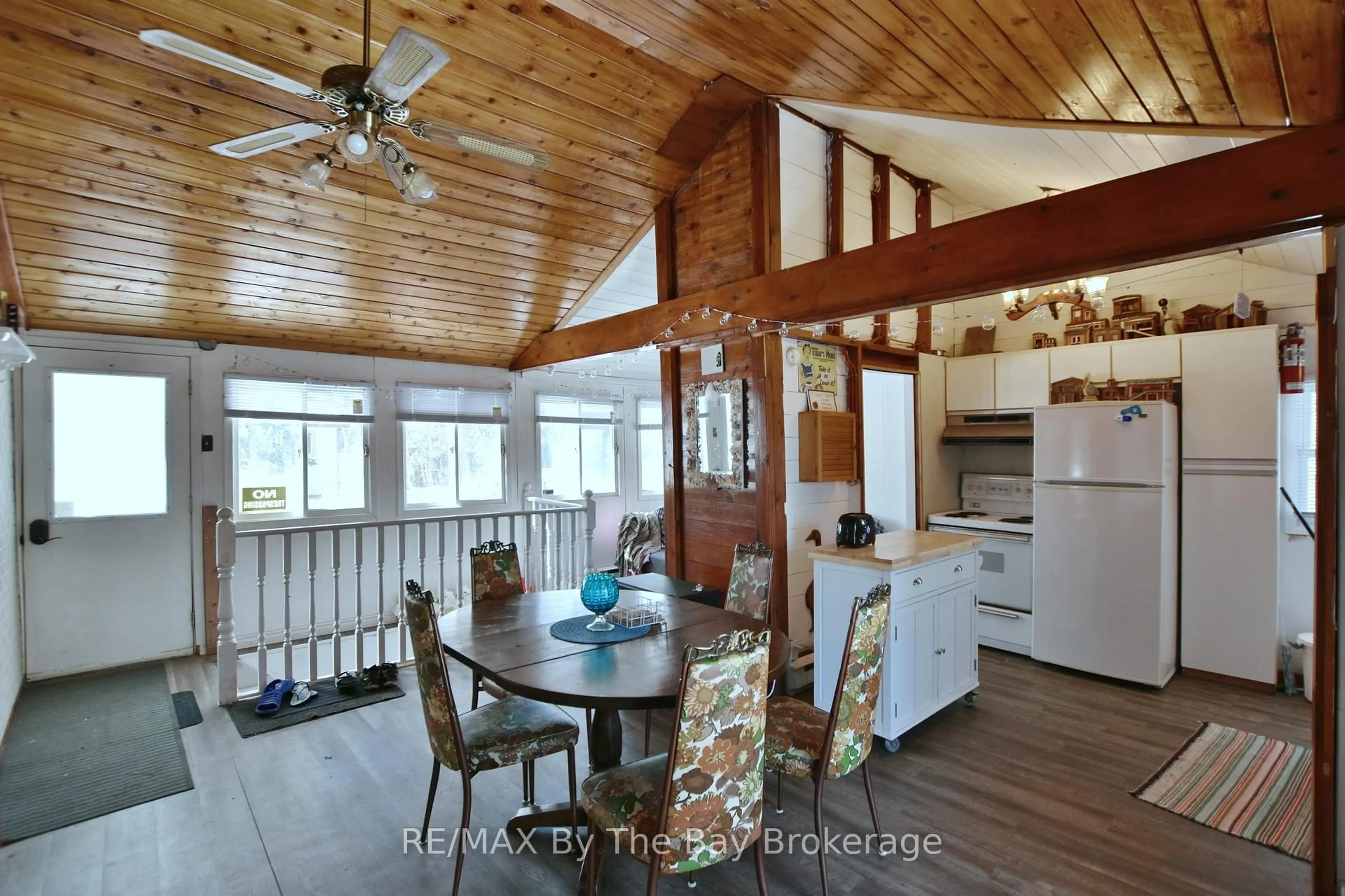 Open concept kitchen, unknown for 33 17th St, Wasaga Beach Ontario L9Z 2J1