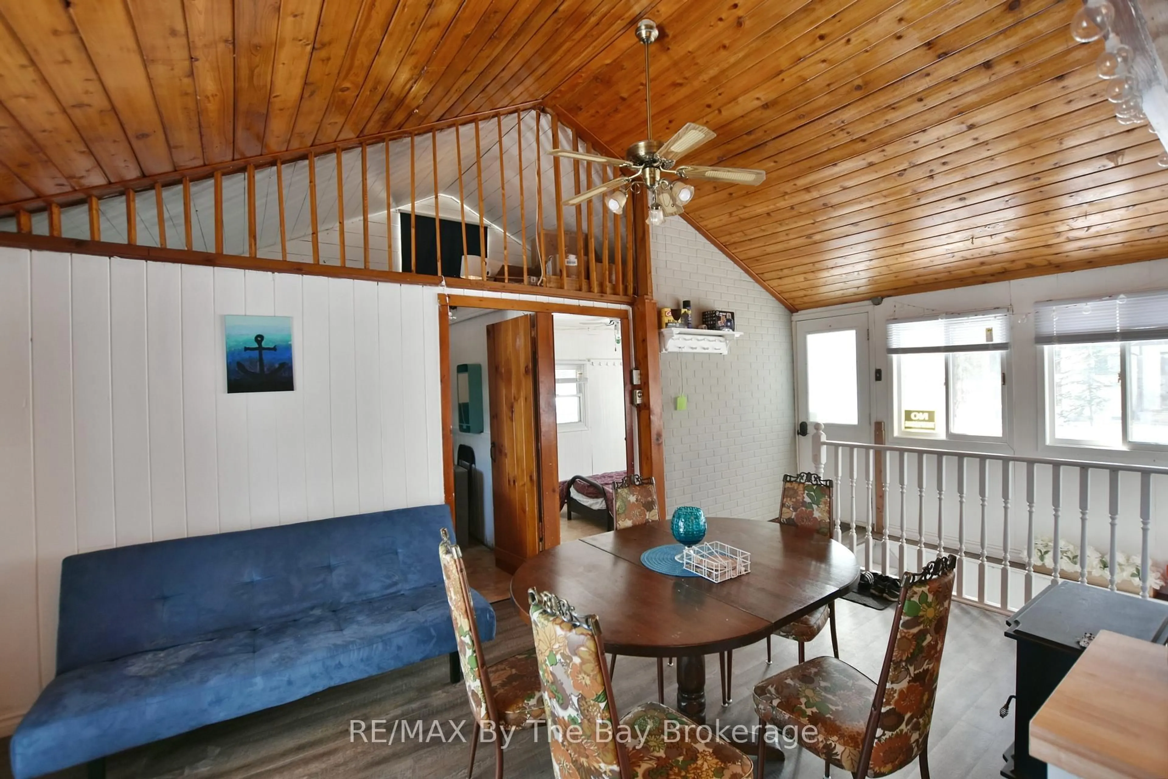 Dining room, wood/laminate floor for 33 17th St, Wasaga Beach Ontario L9Z 2J1