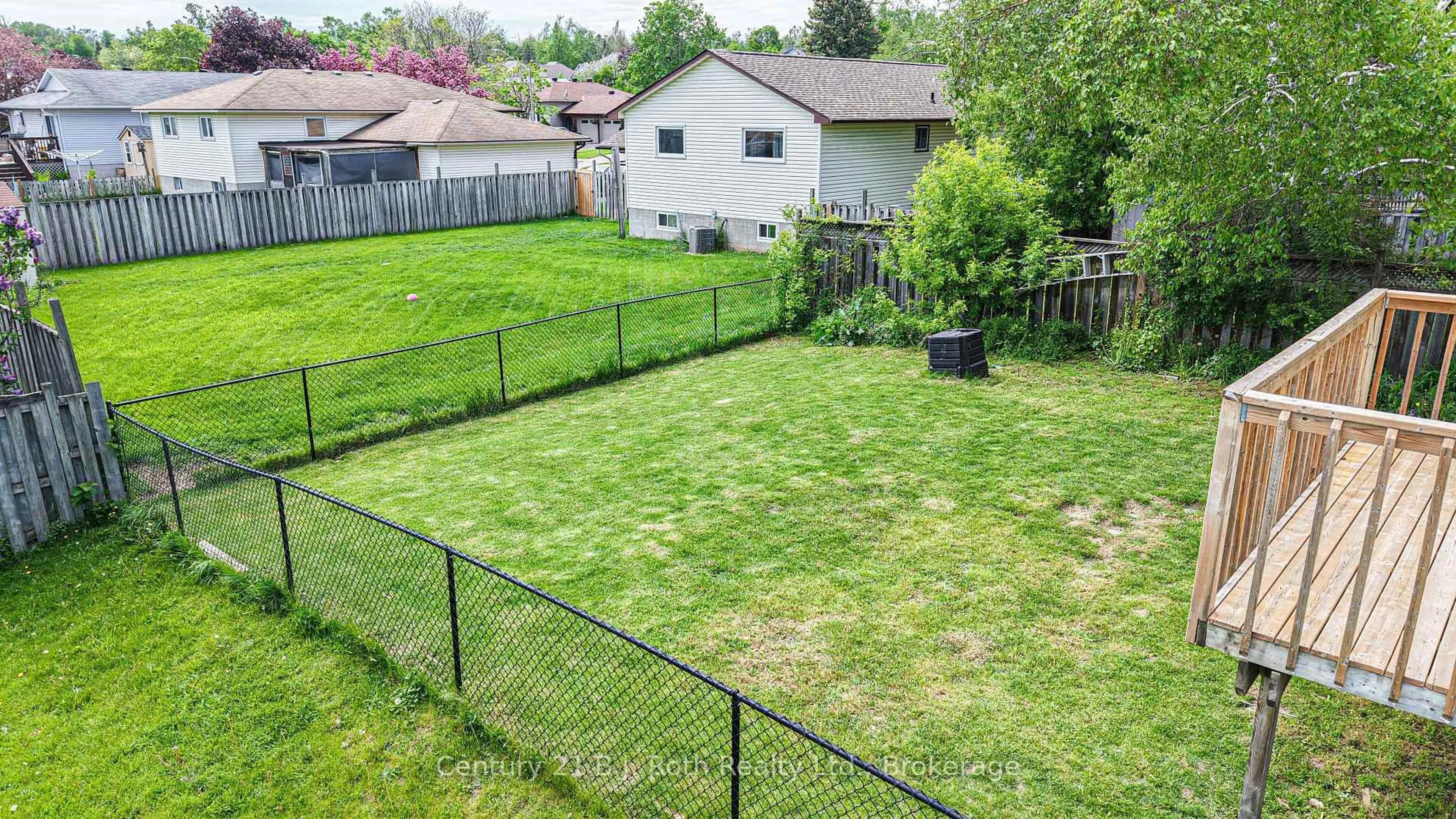 A pic from outside/outdoor area/front of a property/back of a property/a pic from drone, street for 211 Westmount Dr, Orillia Ontario L3V 6E5