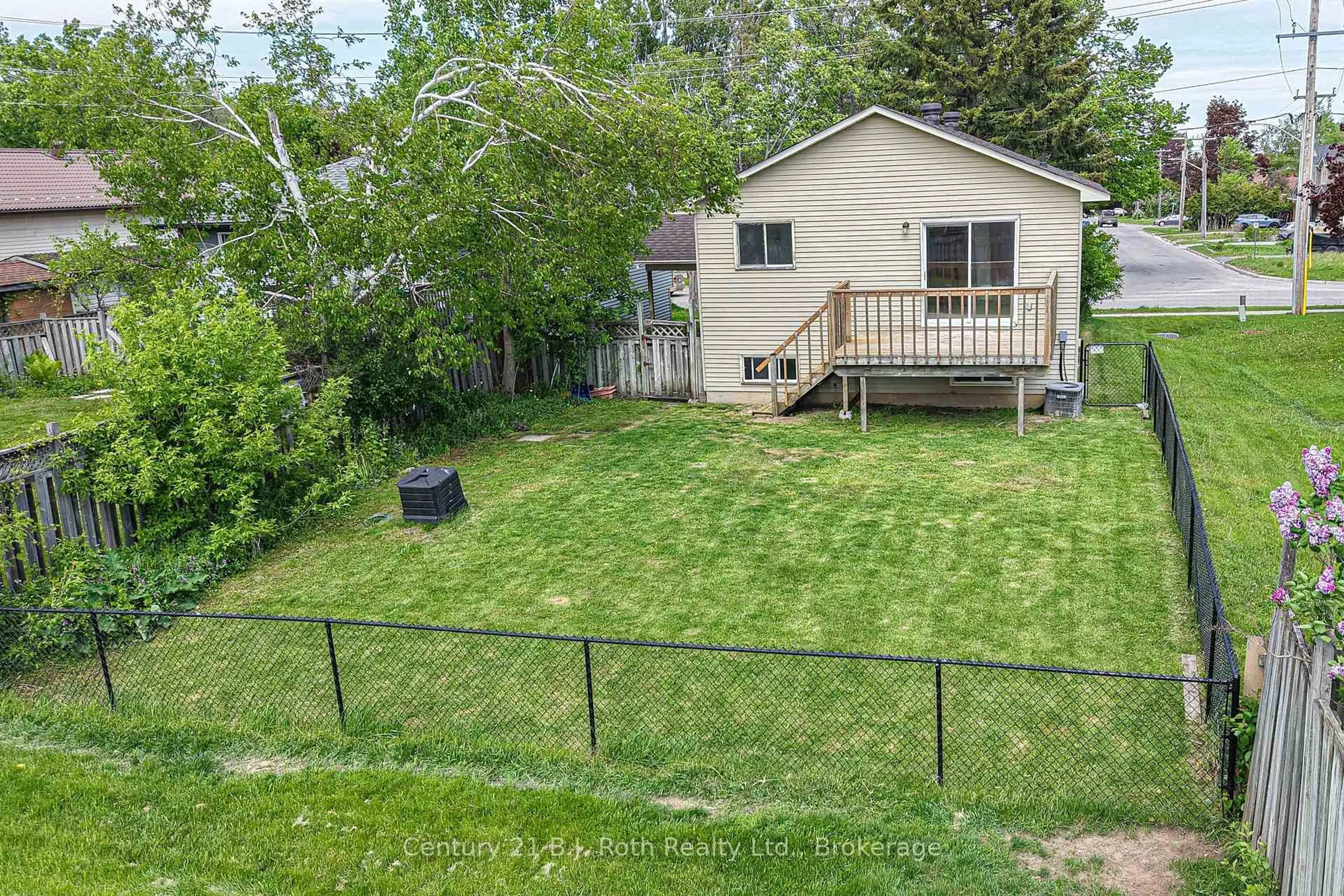 A pic from outside/outdoor area/front of a property/back of a property/a pic from drone, mountain view for 211 Westmount Dr, Orillia Ontario L3V 6E5