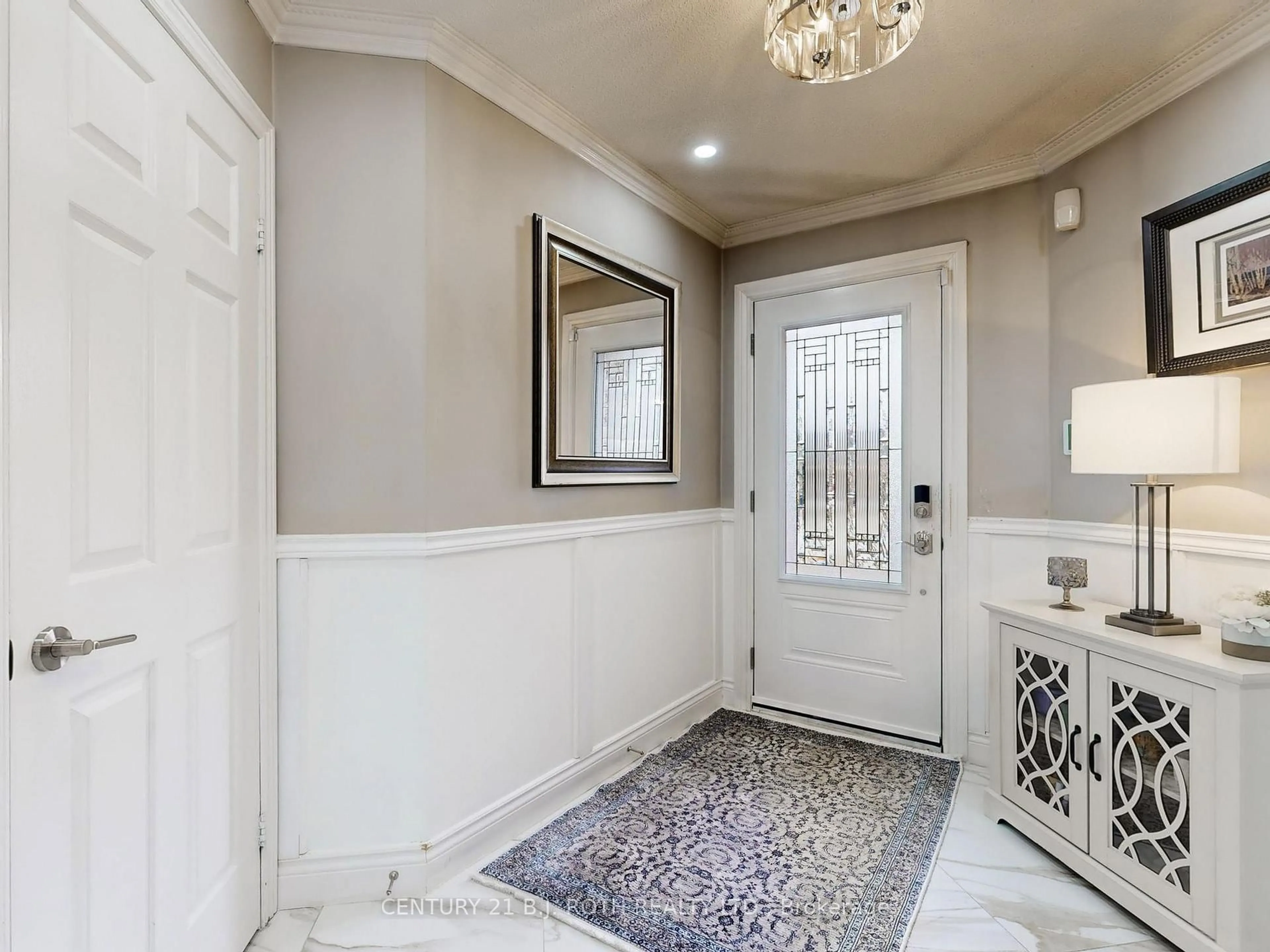 Indoor entryway for 14 Round Leaf Crt, Barrie Ontario L4N 9N3