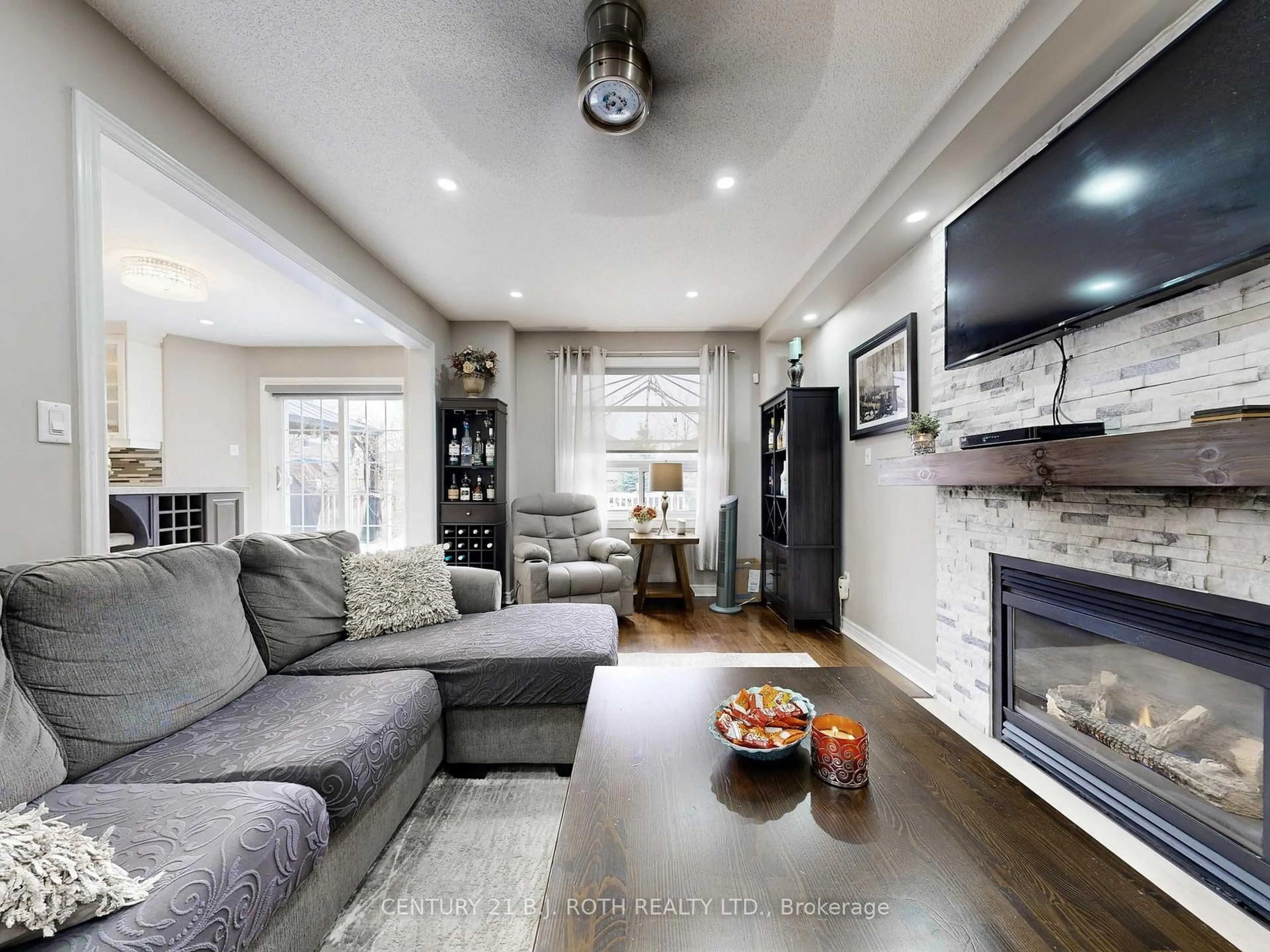 Living room with furniture, unknown for 14 Round Leaf Crt, Barrie Ontario L4N 9N3