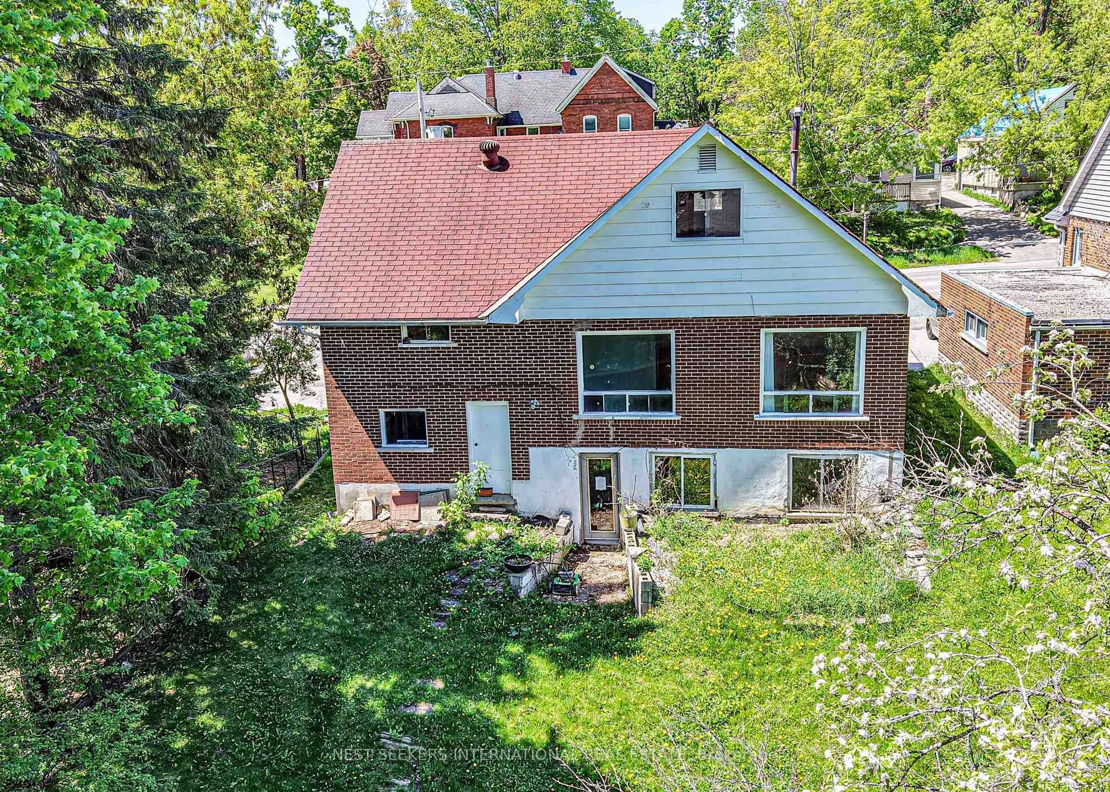A pic from outside/outdoor area/front of a property/back of a property/a pic from drone, street for 166 Laclie St, Orillia Ontario L3V 4N4