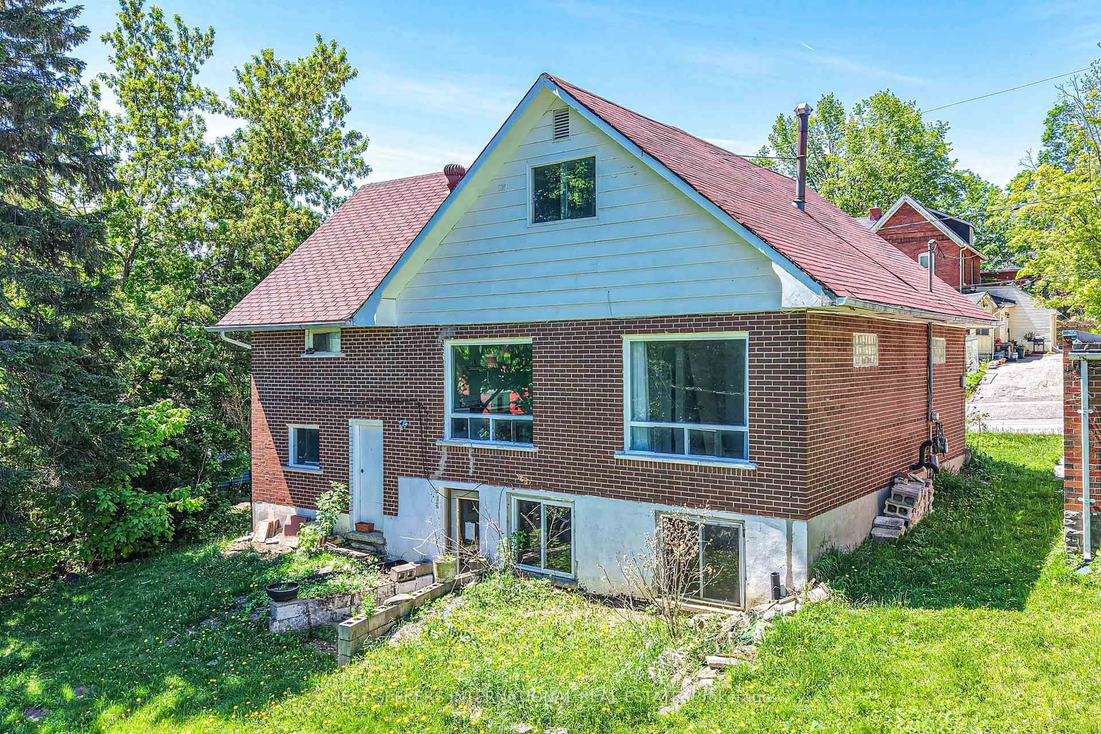 Home with brick exterior material, building for 166 Laclie St, Orillia Ontario L3V 4N4