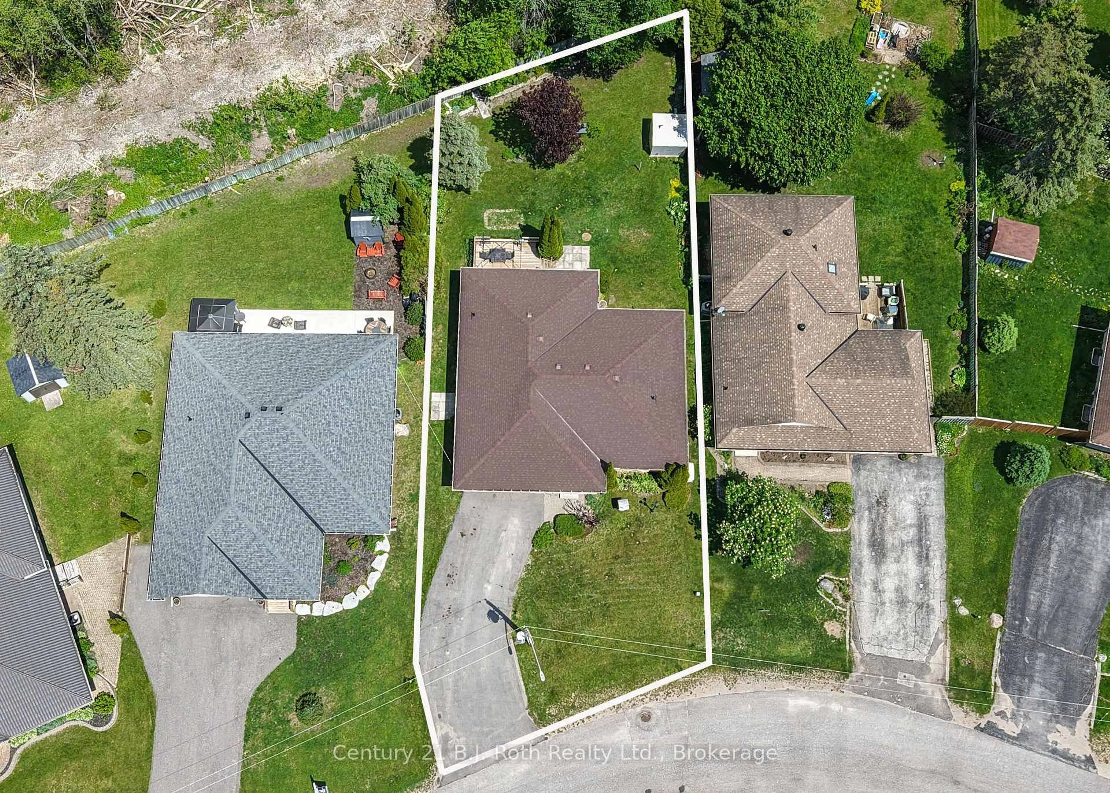 A pic from outside/outdoor area/front of a property/back of a property/a pic from drone, street for 48 Brick Pond Rd, Severn Ontario L0K 1E0