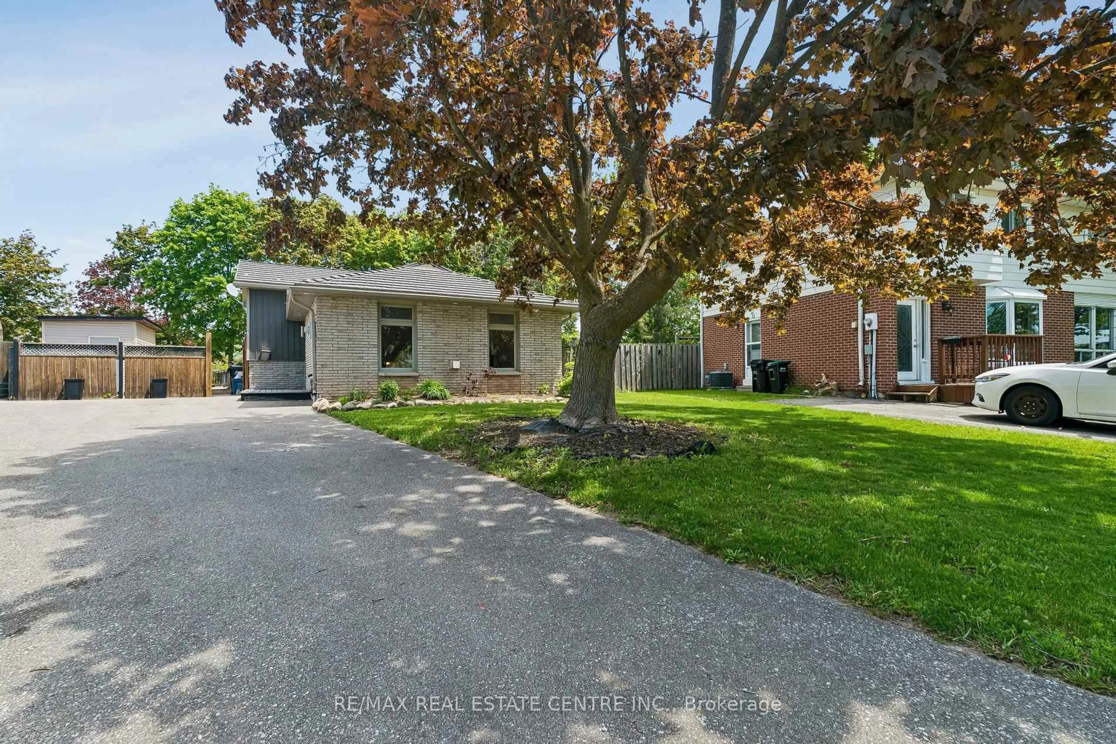 A pic from outside/outdoor area/front of a property/back of a property/a pic from drone, street for 47 Christie Cres, Barrie Ontario L4N 4V2
