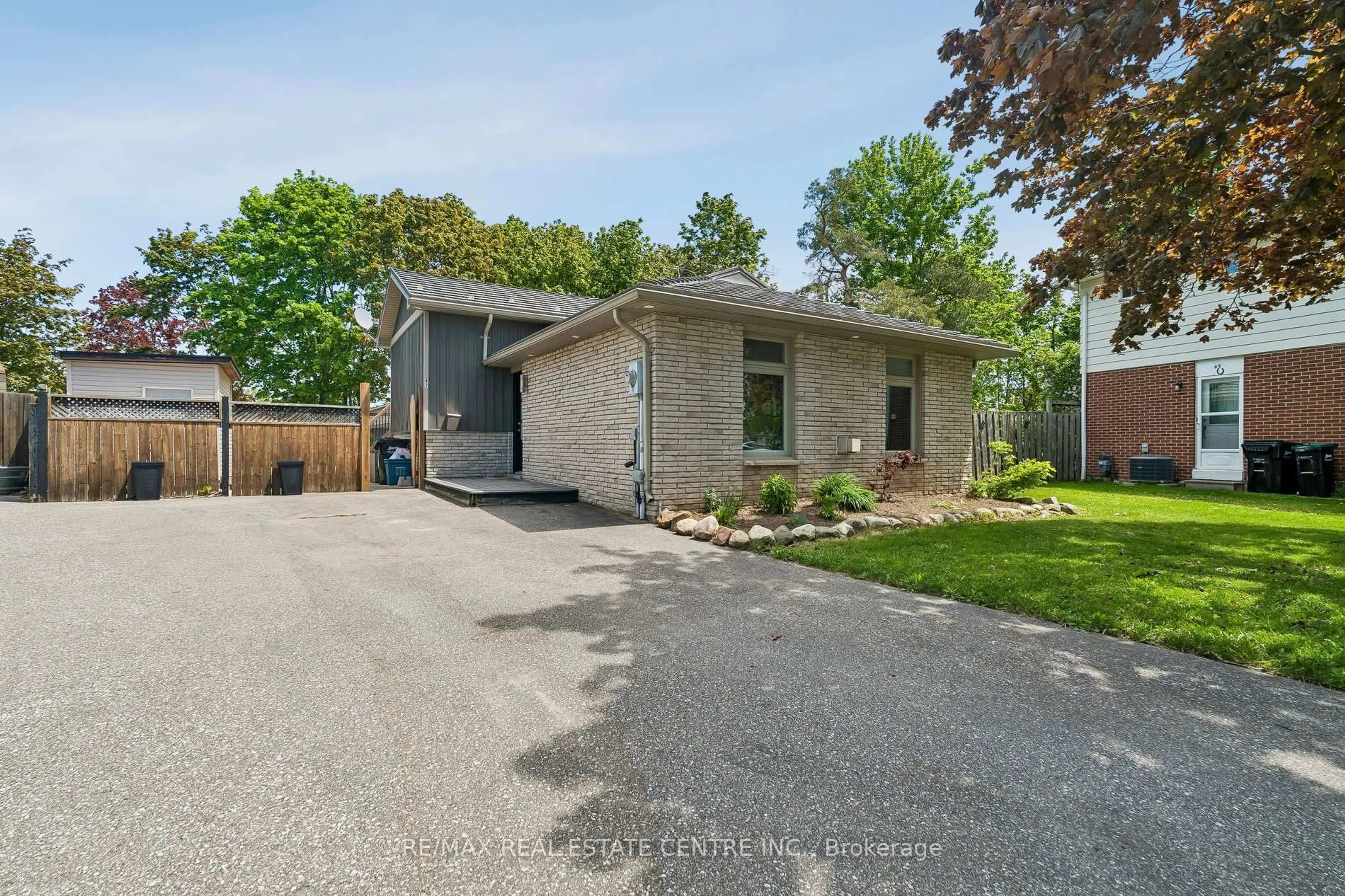 A pic from outside/outdoor area/front of a property/back of a property/a pic from drone, street for 47 Christie Cres, Barrie Ontario L4N 4V2
