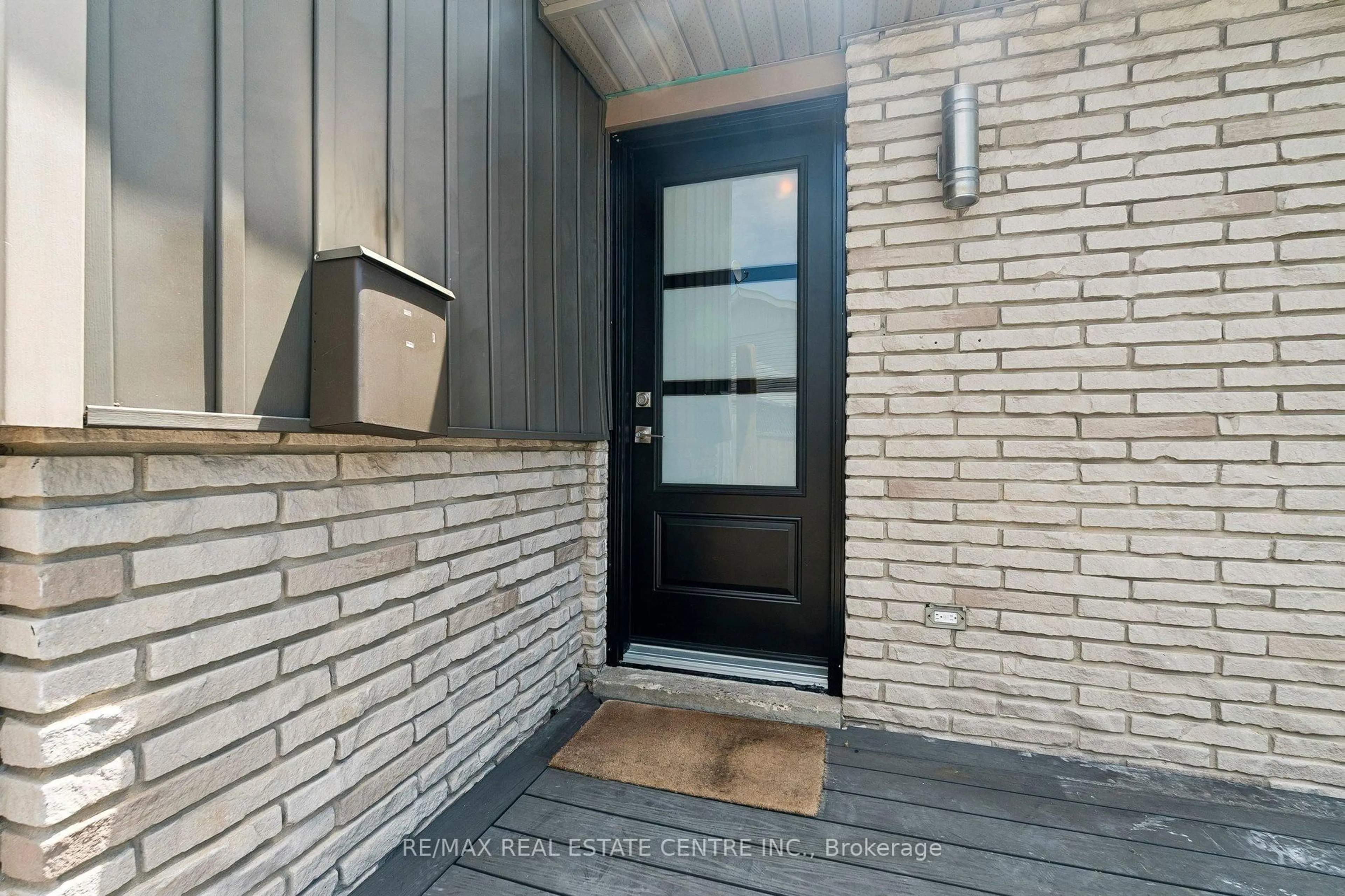 Indoor entryway for 47 Christie Cres, Barrie Ontario L4N 4V2
