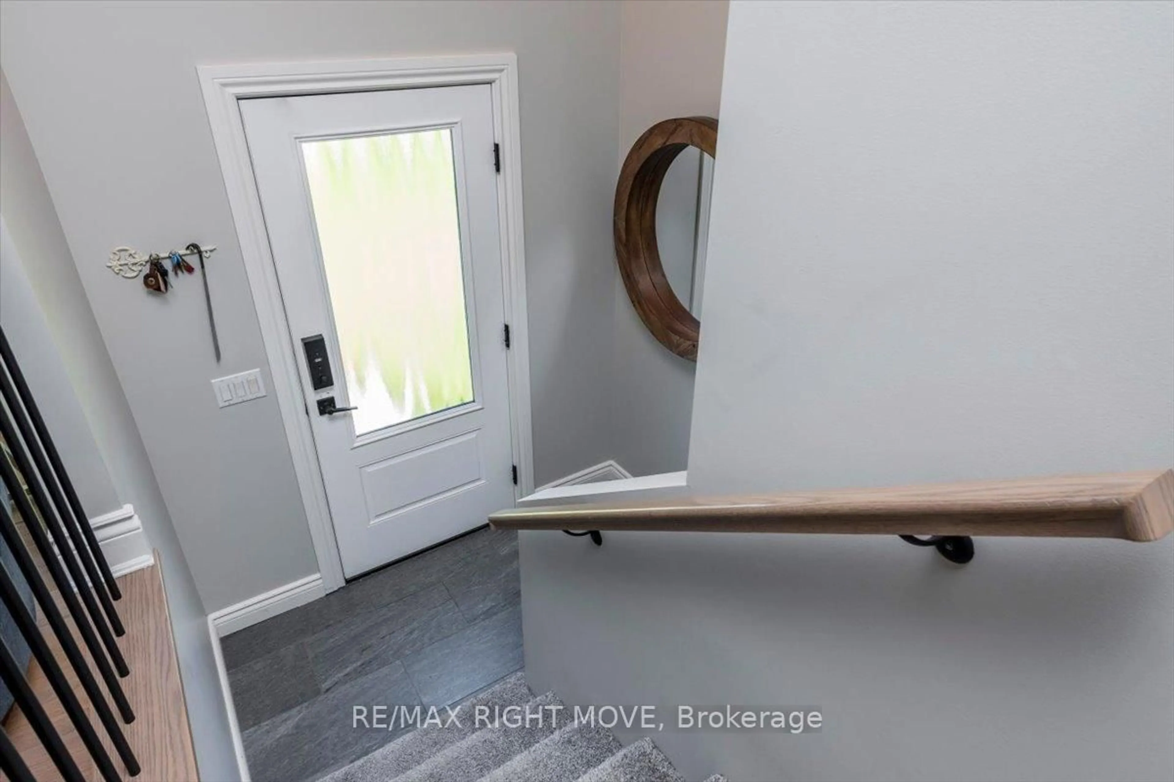 Indoor entryway for 3569 Brennan Line, Severn Ontario L3V 0W3