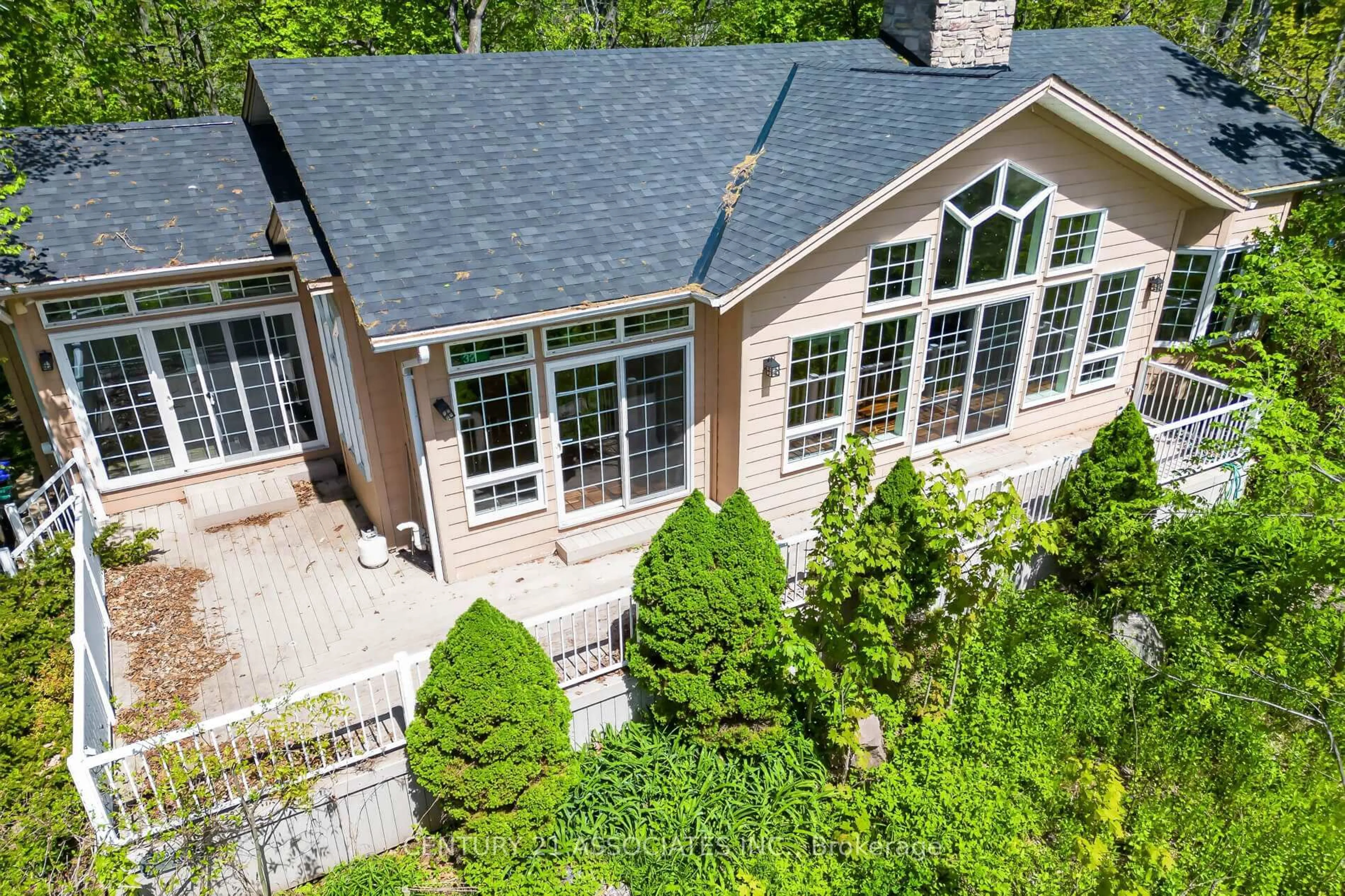 A pic from outside/outdoor area/front of a property/back of a property/a pic from drone, unknown for 32 Myrtle Ave, Oro-Medonte Ontario L0L 1T0