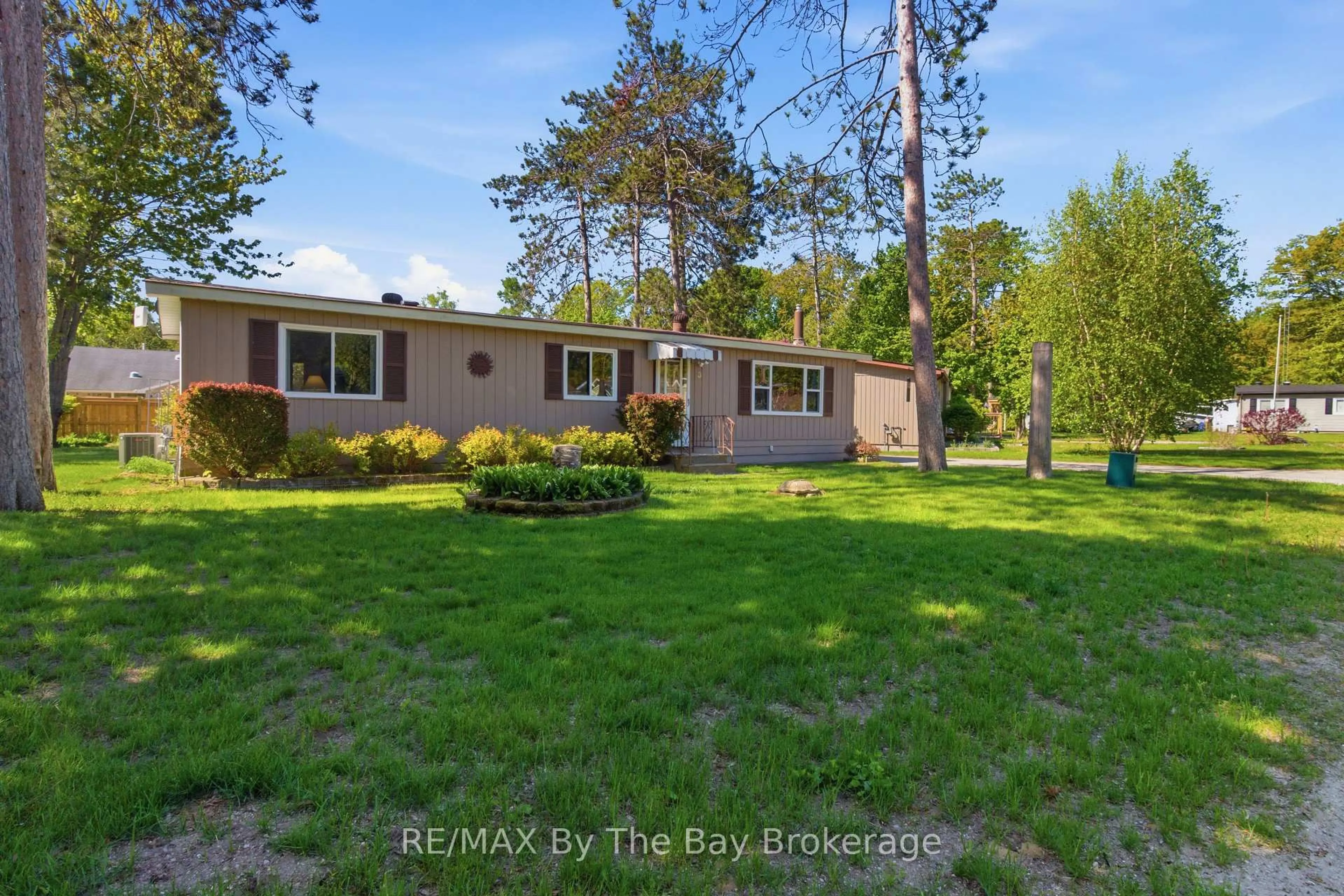 A pic from outside/outdoor area/front of a property/back of a property/a pic from drone, unknown for 3 Golf Ave, Wasaga Beach Ontario L9Z 1K2