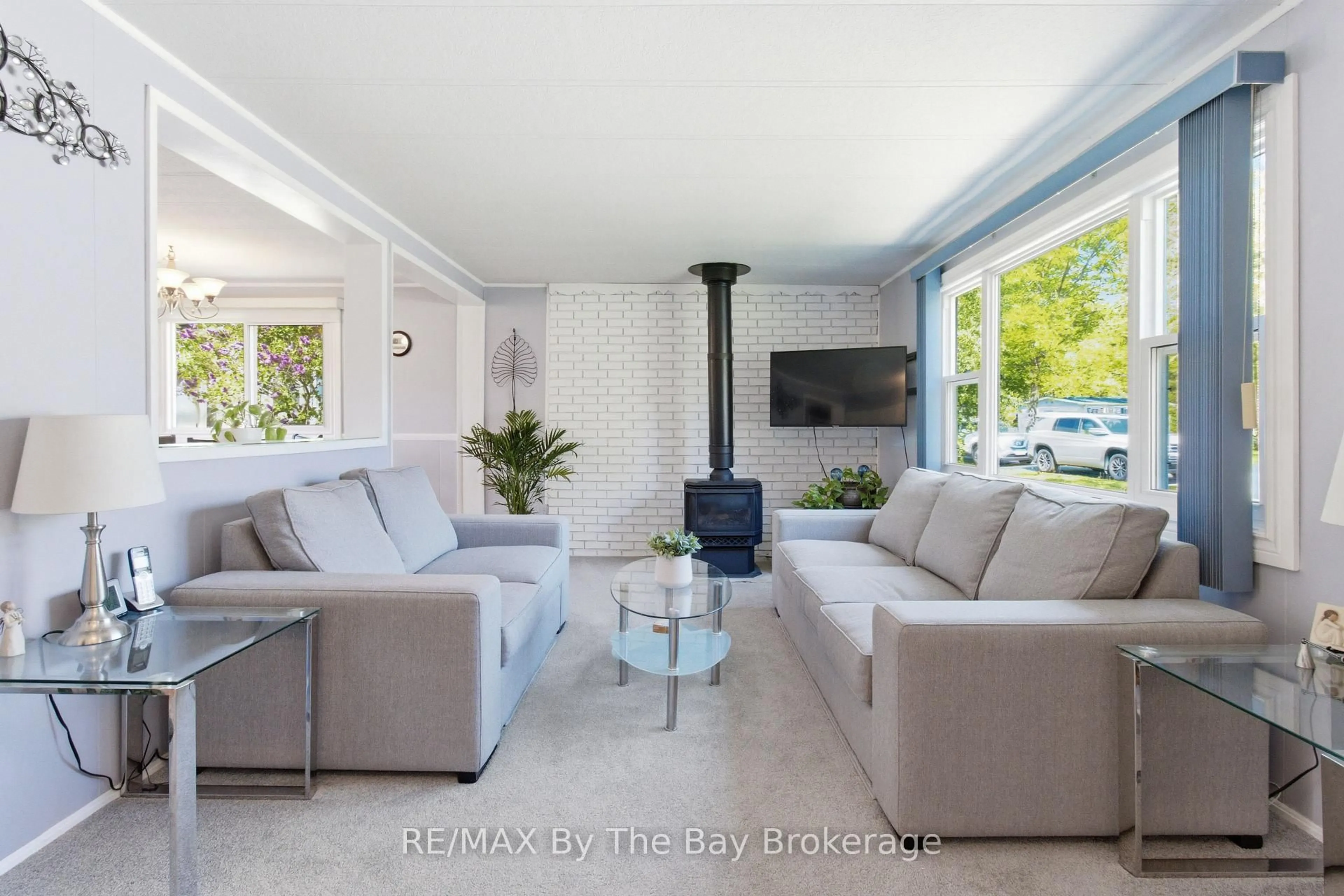 Living room with furniture, unknown for 3 Golf Ave, Wasaga Beach Ontario L9Z 1K2