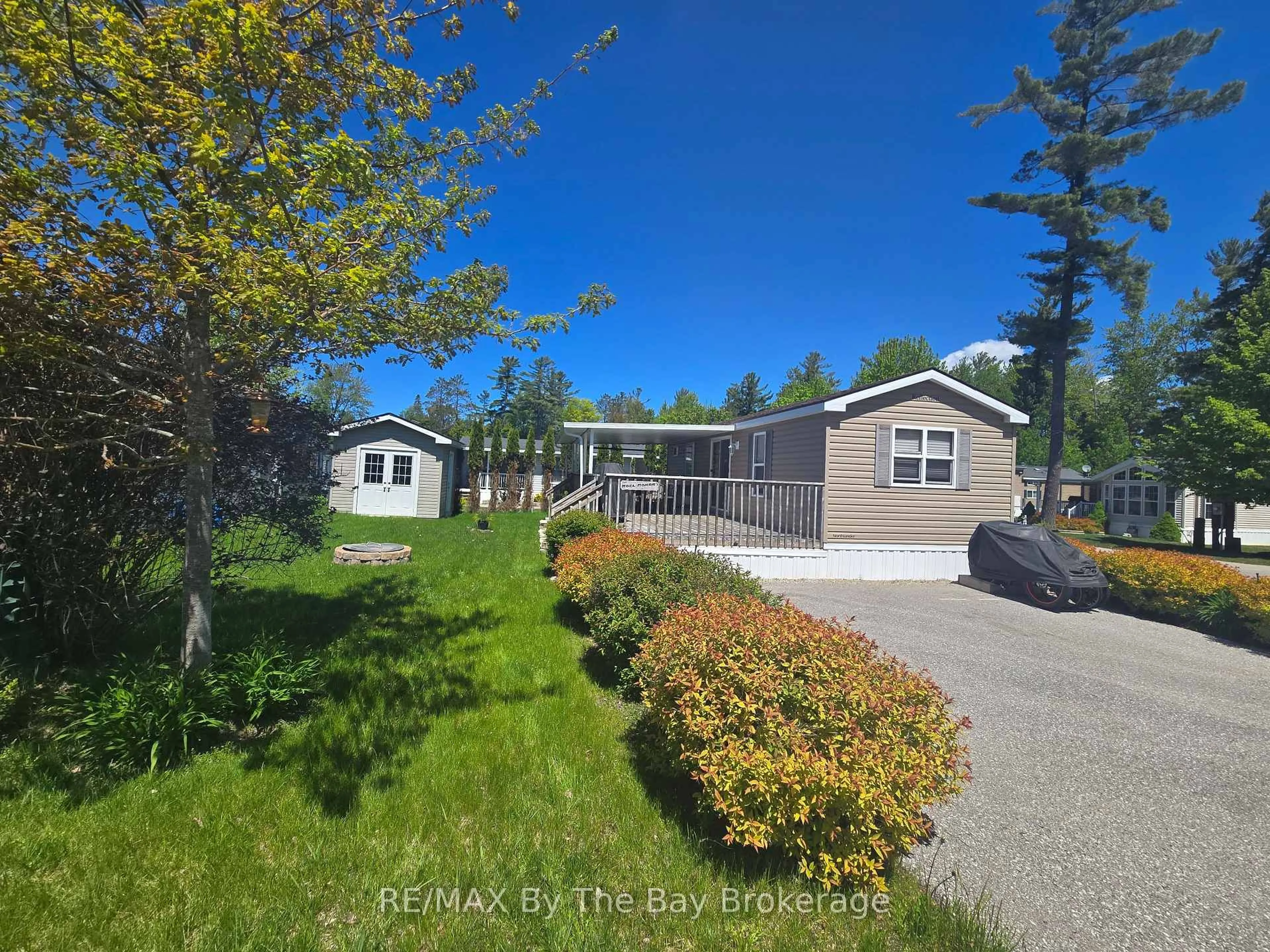 A pic from outside/outdoor area/front of a property/back of a property/a pic from drone, street for 18 Kenora Trail, Wasaga Beach Ontario L9Z 2M3