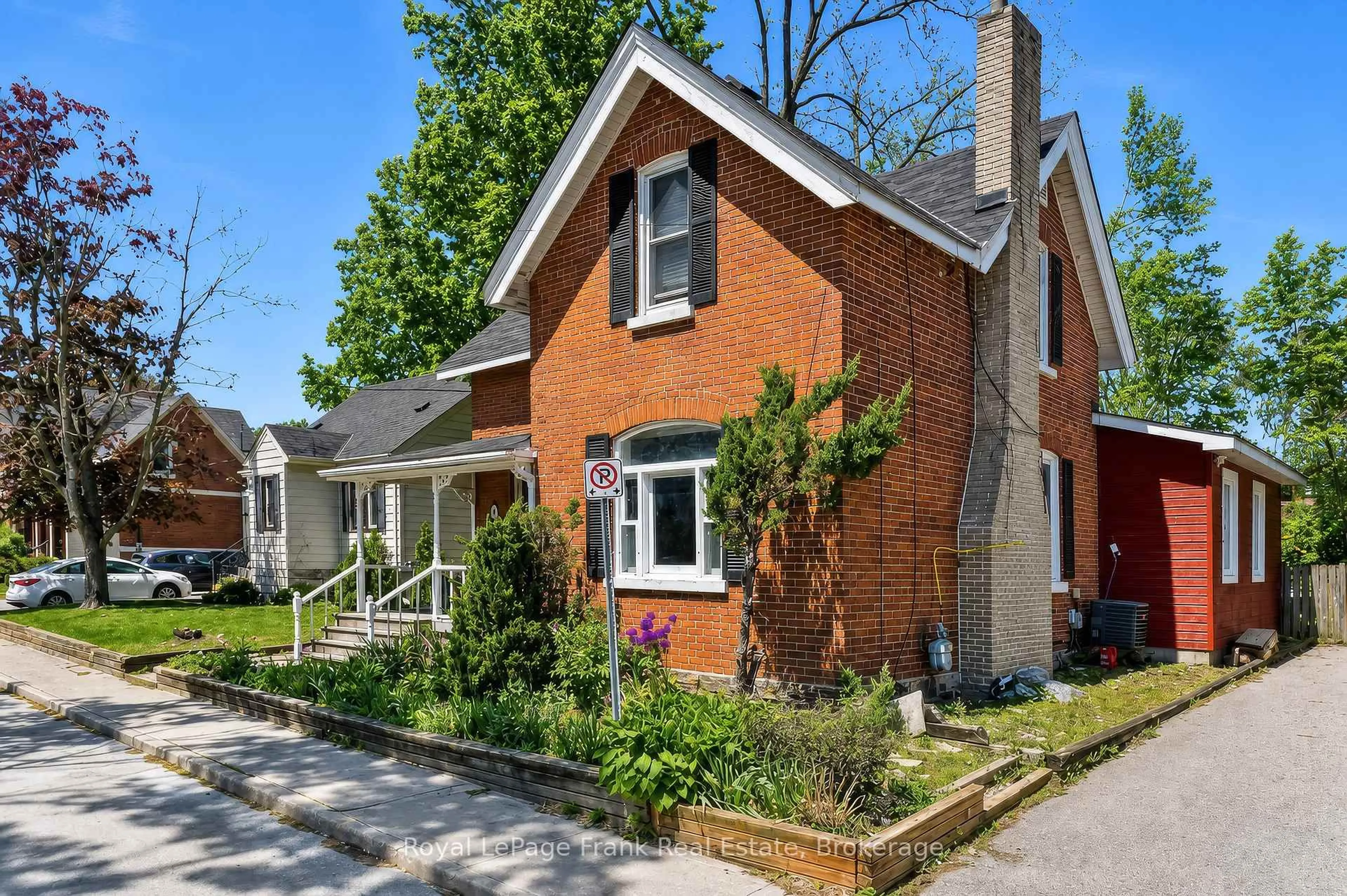 Home with brick exterior material, street for 34 North St, Barrie Ontario L4M 2R9