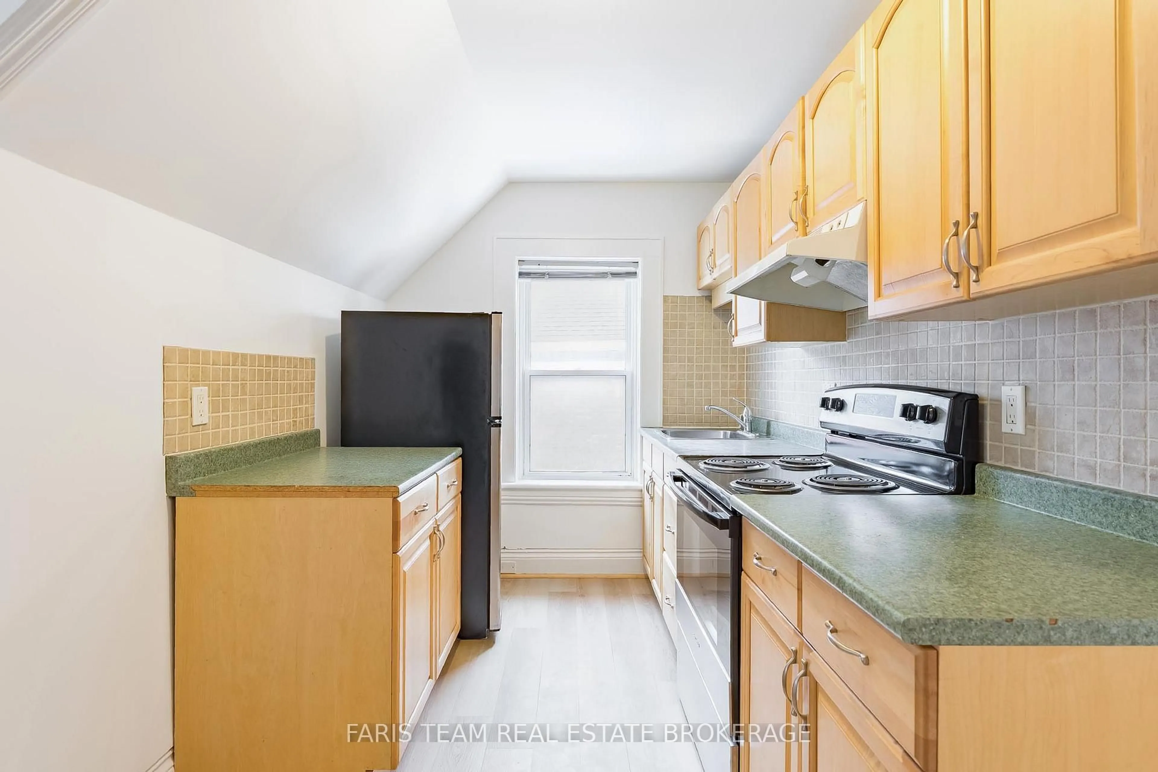 Standard kitchen, unknown for 240 Laclie St, Orillia Ontario L3V 4N6