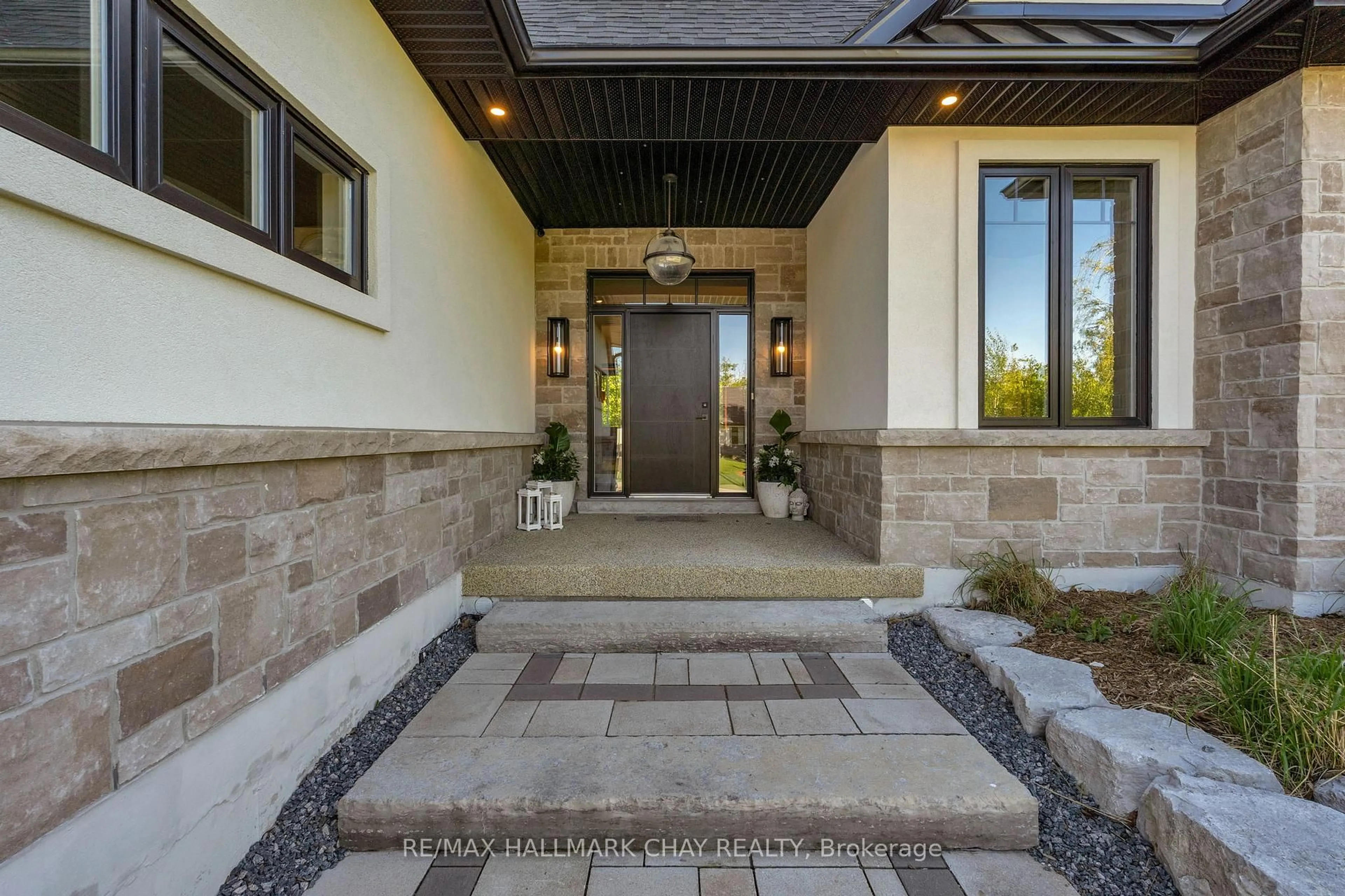Indoor entryway for 4 Walter James Pkwy, Springwater Ontario L9X 2A3