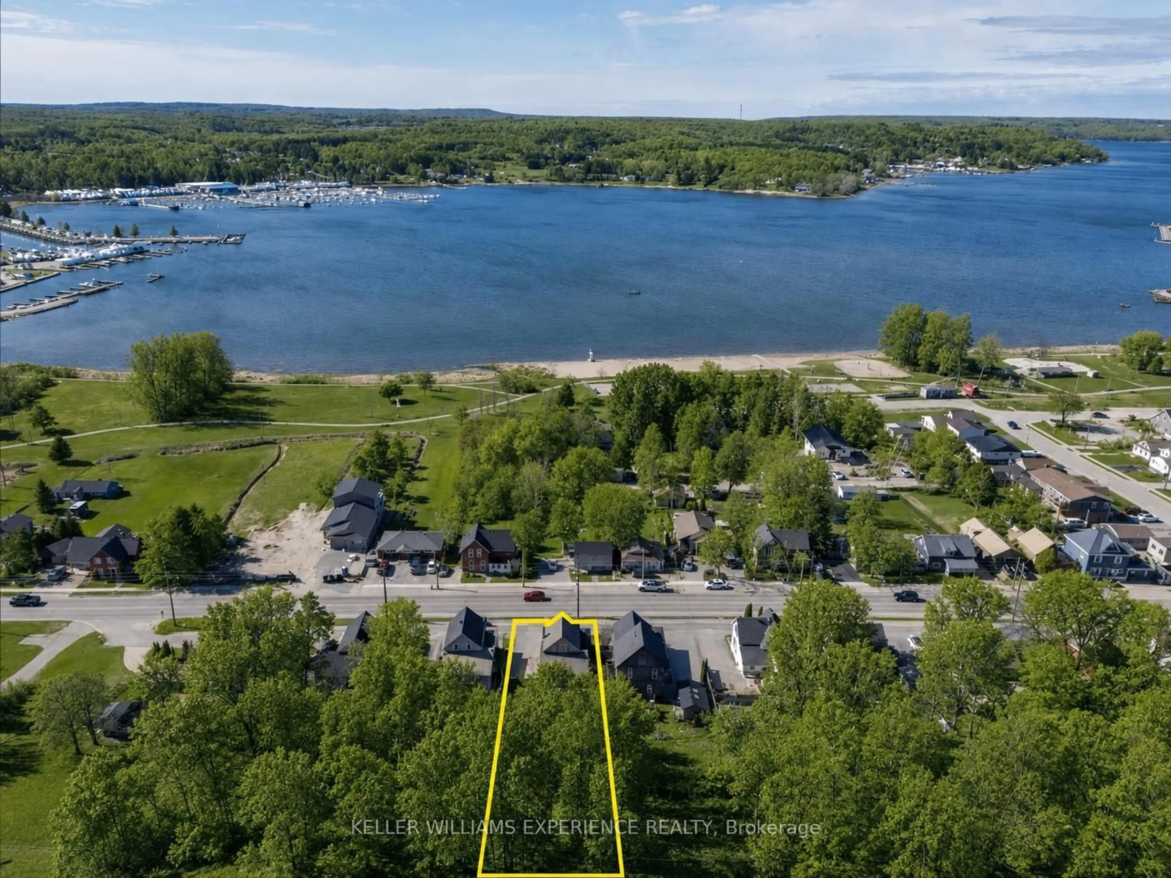 A pic from outside/outdoor area/front of a property/back of a property/a pic from drone, water/lake/river/ocean view for 80 ROBERT St, Penetanguishene Ontario L9M 1P2
