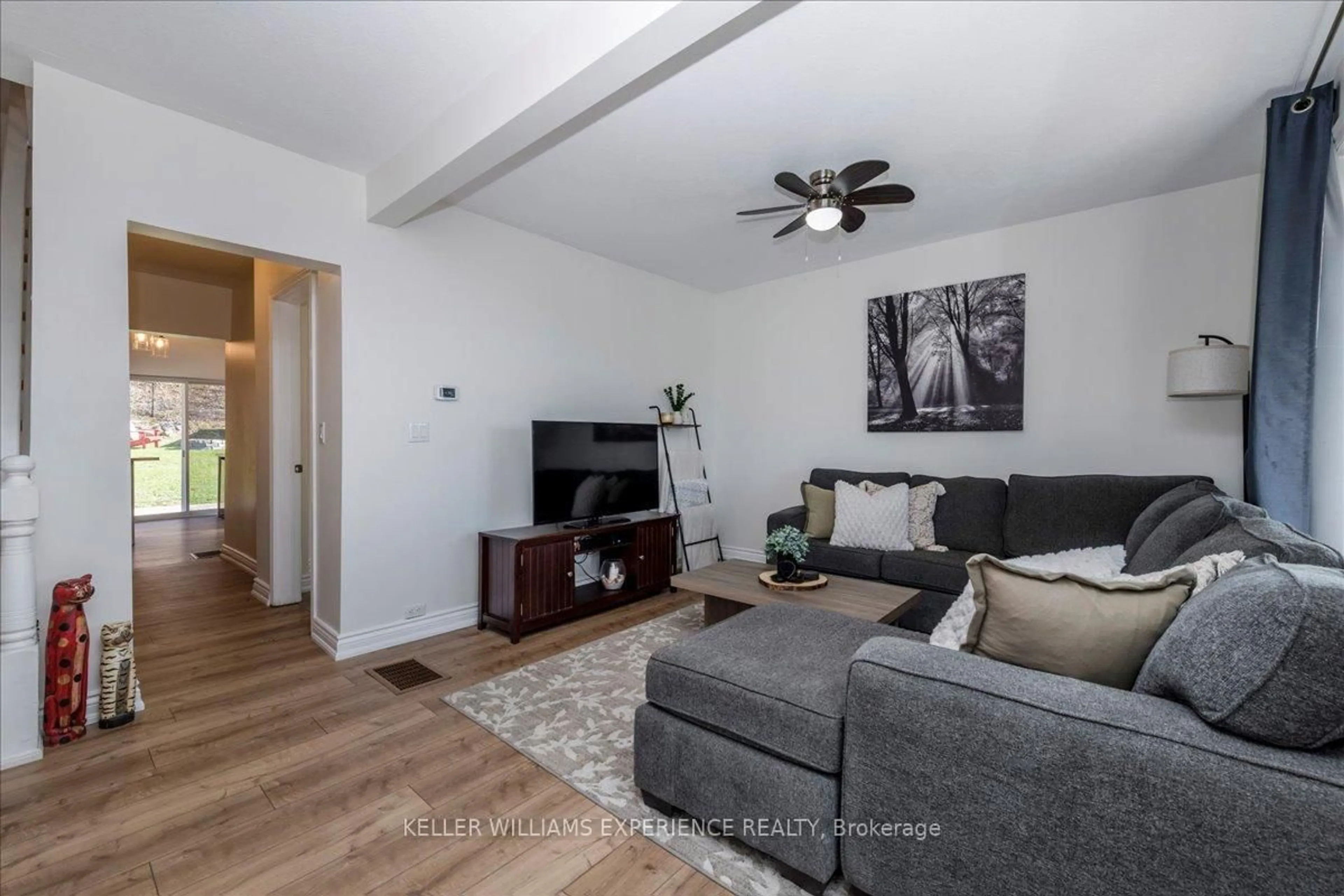 Living room with furniture, wood/laminate floor for 80 ROBERT St, Penetanguishene Ontario L9M 1P2