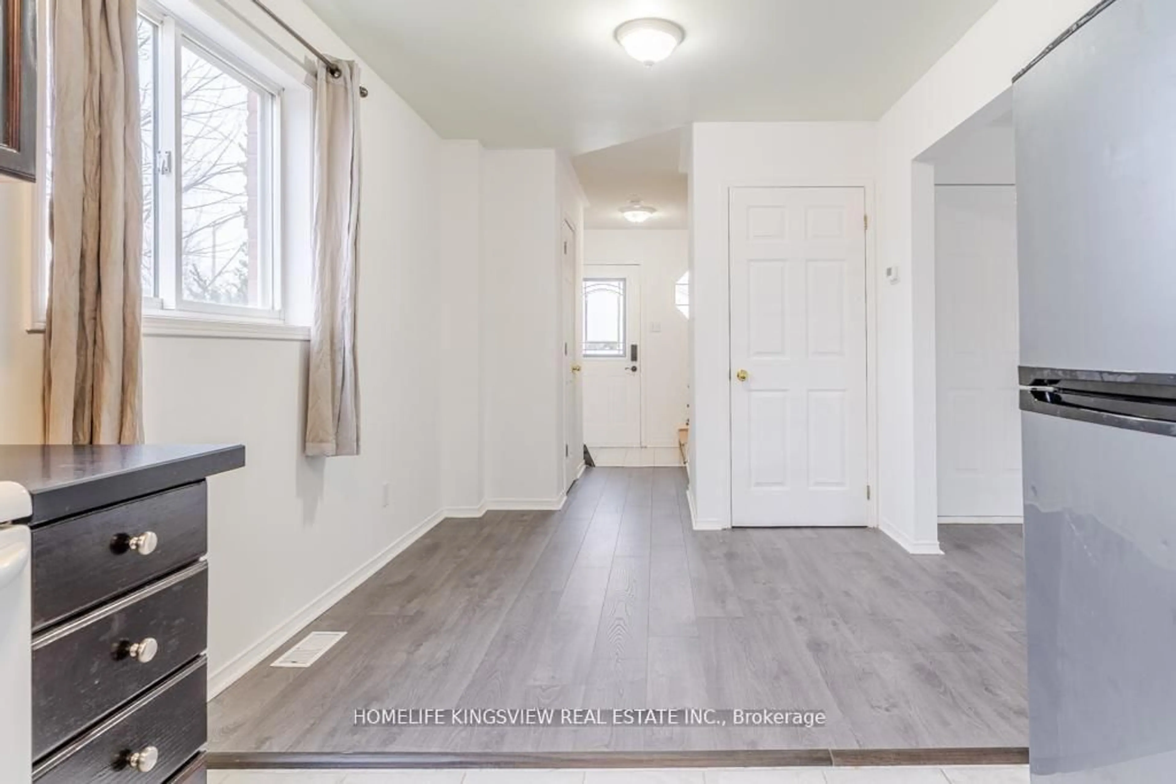 Indoor entryway for 1 Charleson Dr, Barrie Ontario L4N 8N5