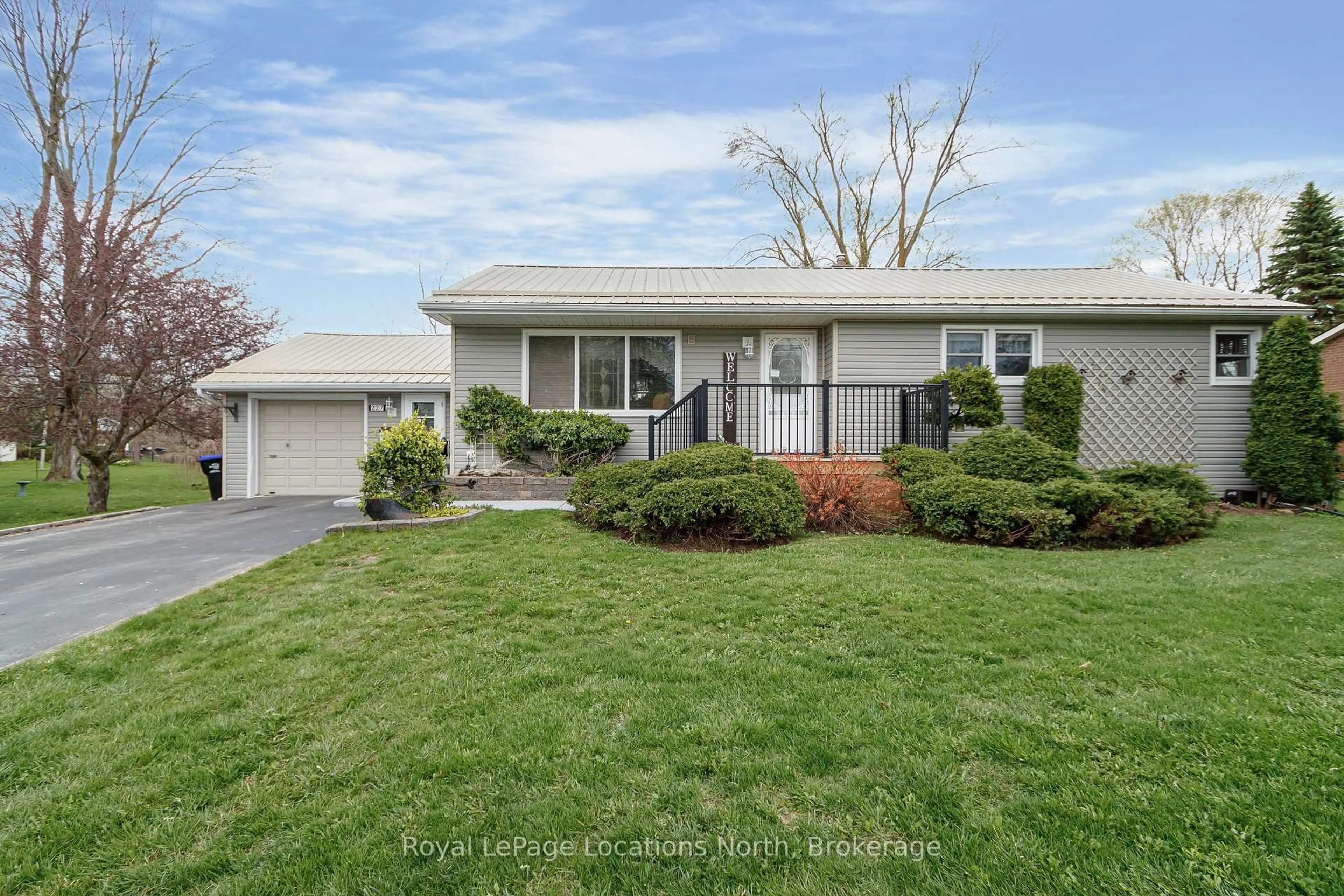 Home with vinyl exterior material, street for 227 Superior St, Clearview Ontario L0M 1S0