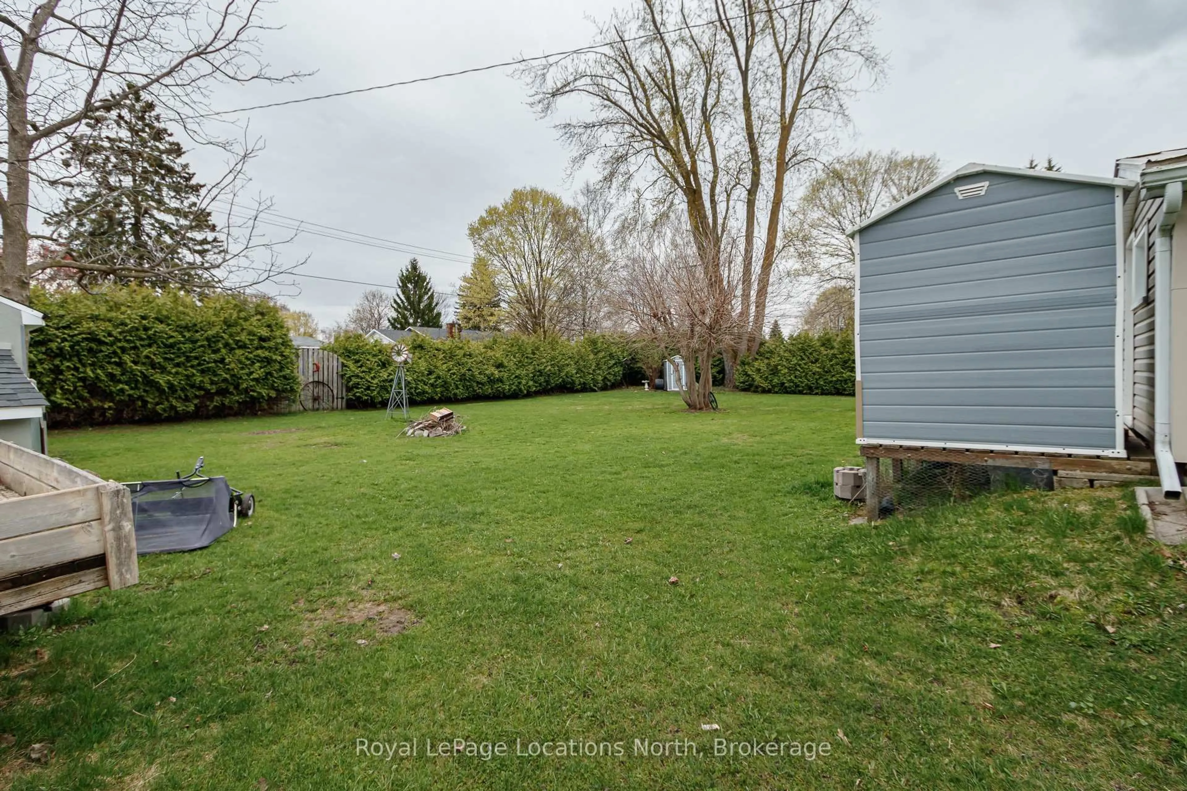 A pic from outside/outdoor area/front of a property/back of a property/a pic from drone, unknown for 227 Superior St, Clearview Ontario L0M 1S0
