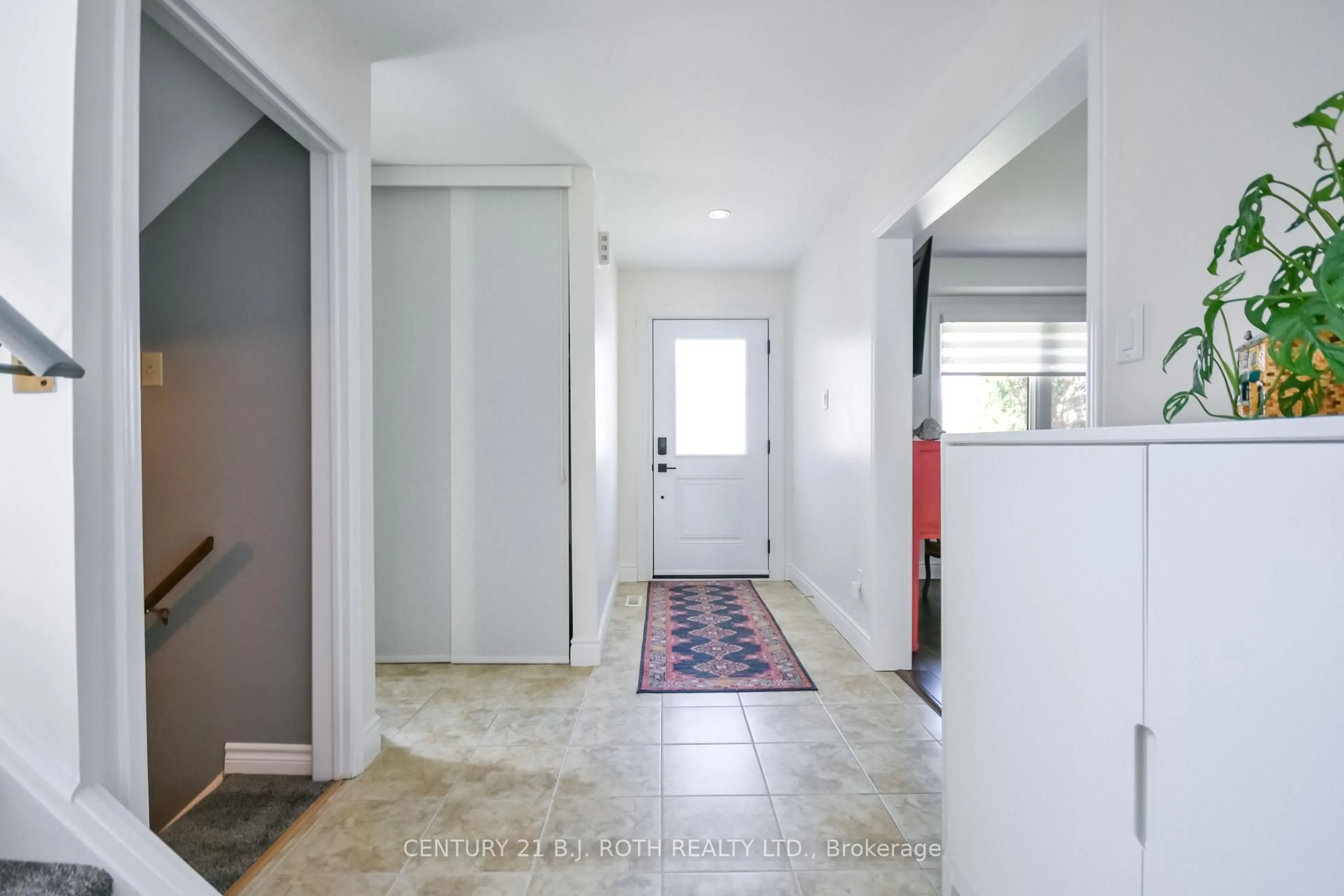 Indoor entryway for 55 Moon Dr, Barrie Ontario L4N 7G8