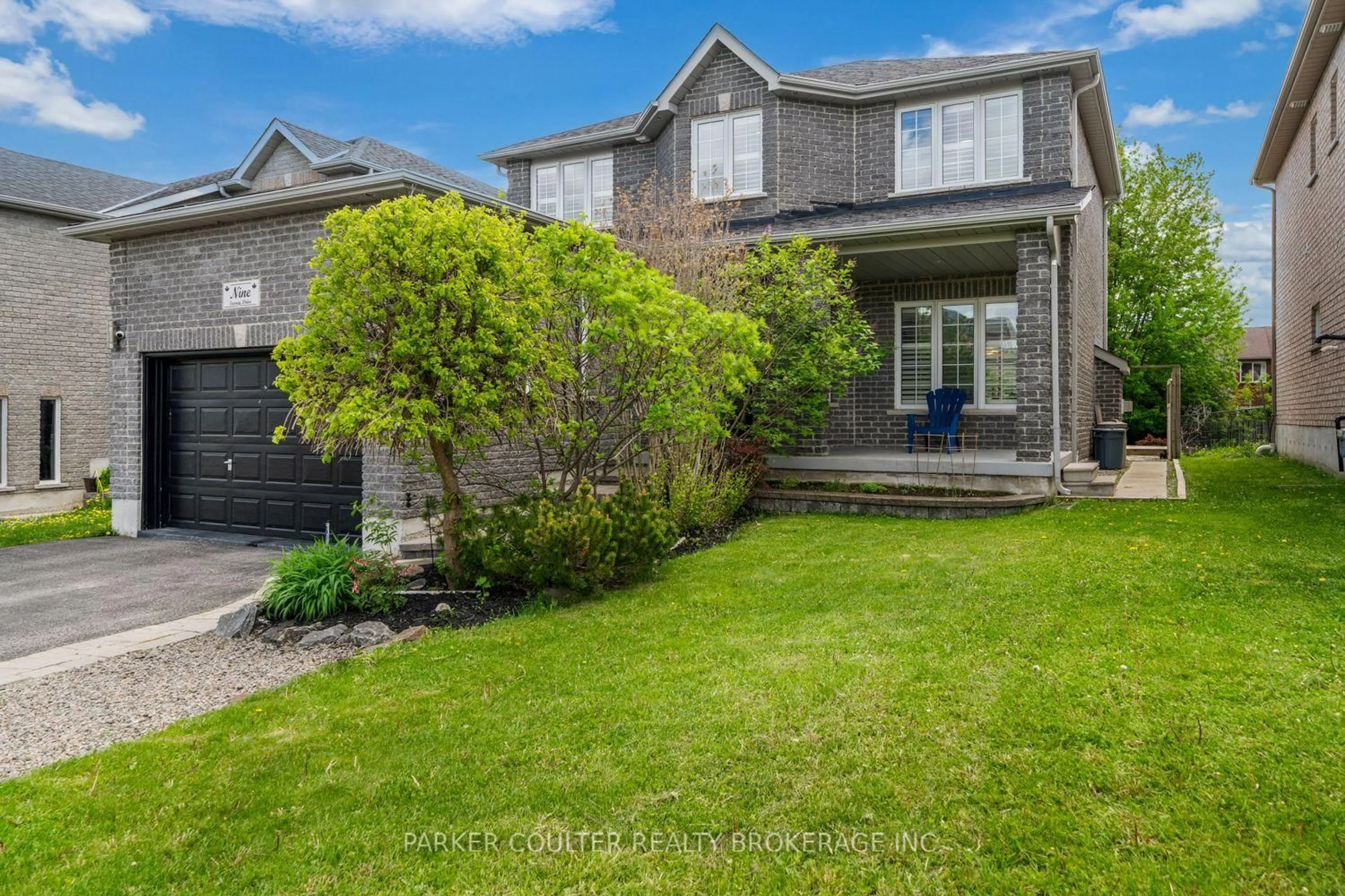 A pic from outside/outdoor area/front of a property/back of a property/a pic from drone, street for 9 Surrey Dr, Barrie Ontario L4M 0C5