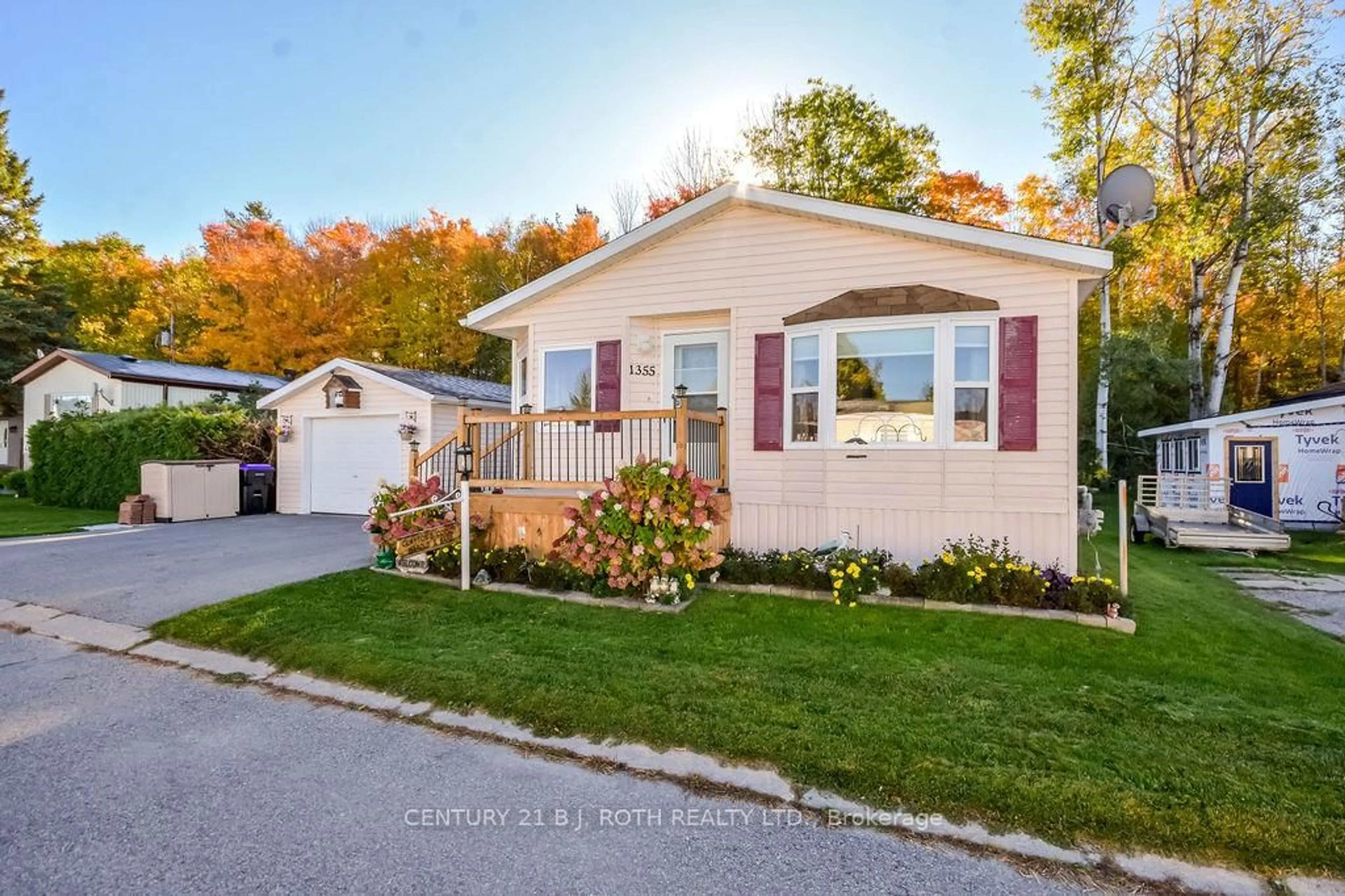 Home with vinyl exterior material, street for 1355 Hilltop Rd, Severn Ontario L3V 0V7