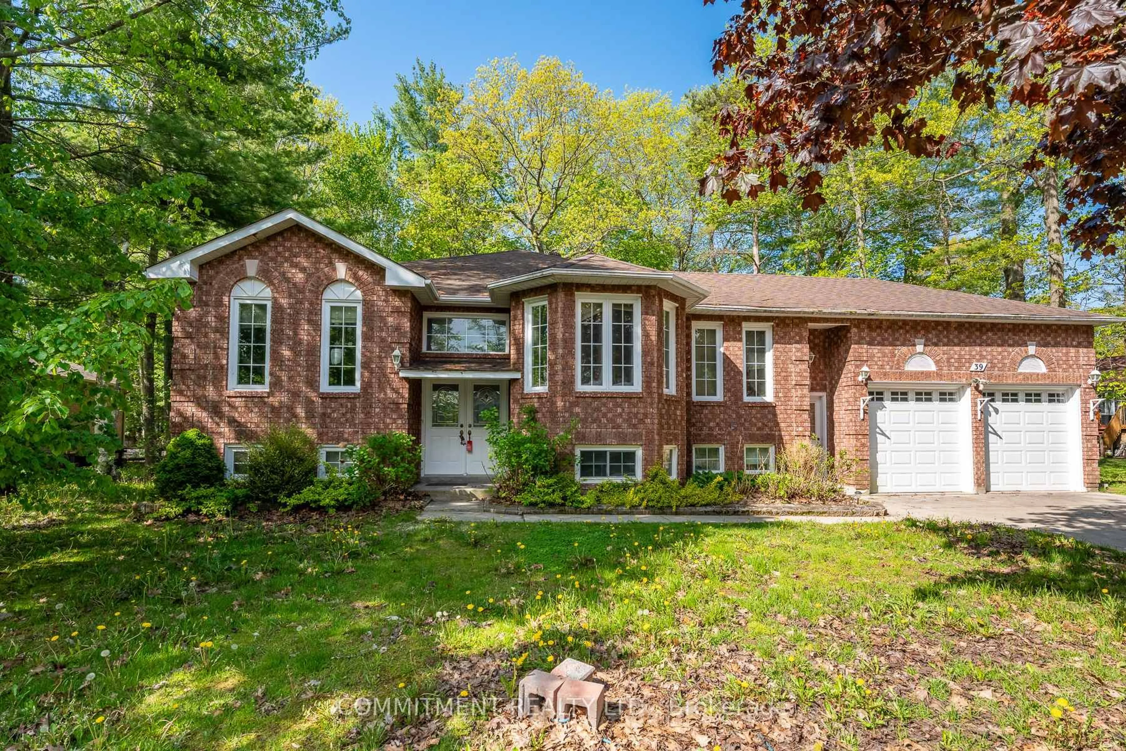 Home with brick exterior material, street for 39 Downer Cres, Wasaga Beach Ontario L9Z 1C3