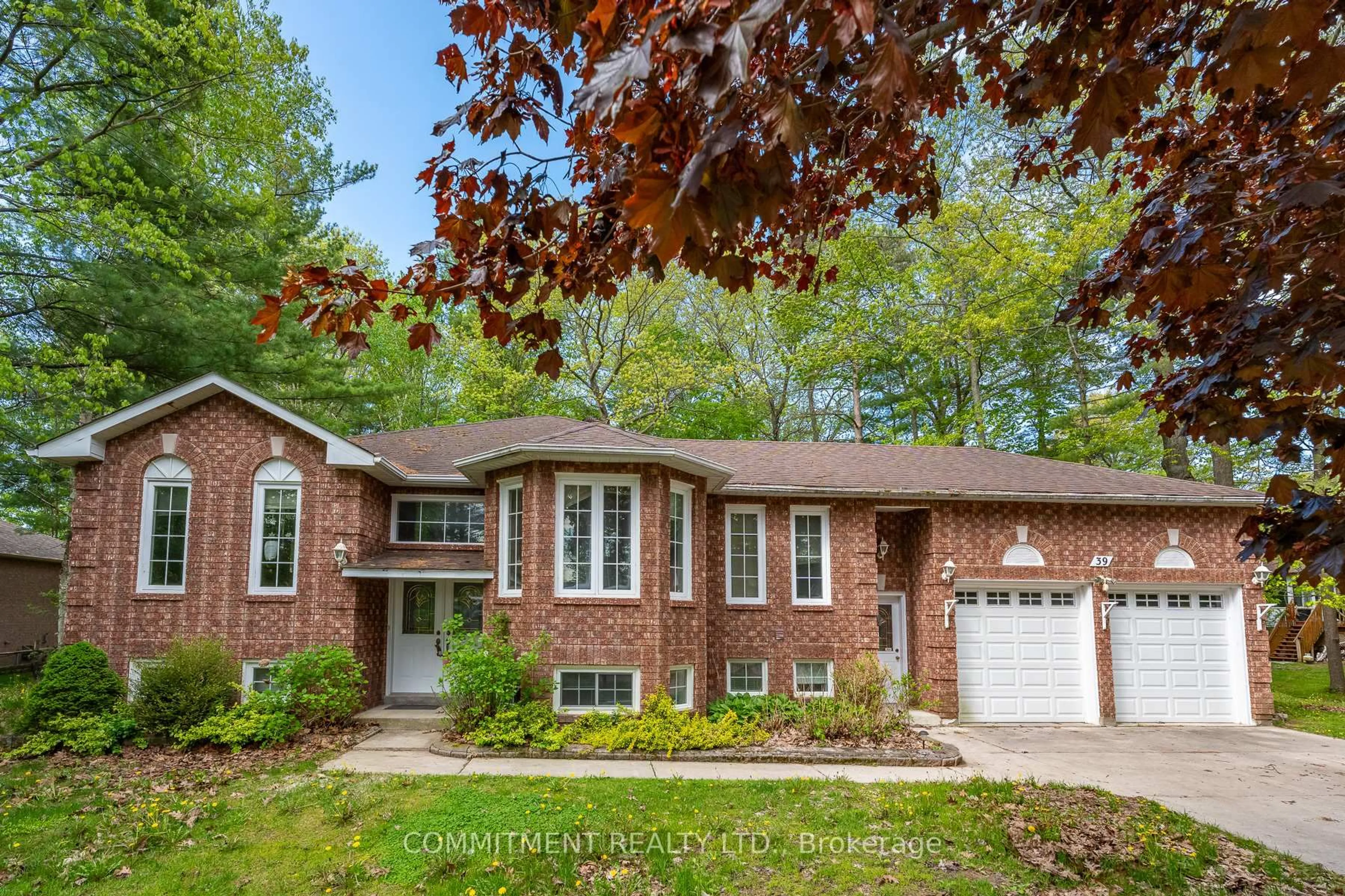 Home with brick exterior material, street for 39 Downer Cres, Wasaga Beach Ontario L9Z 1C3