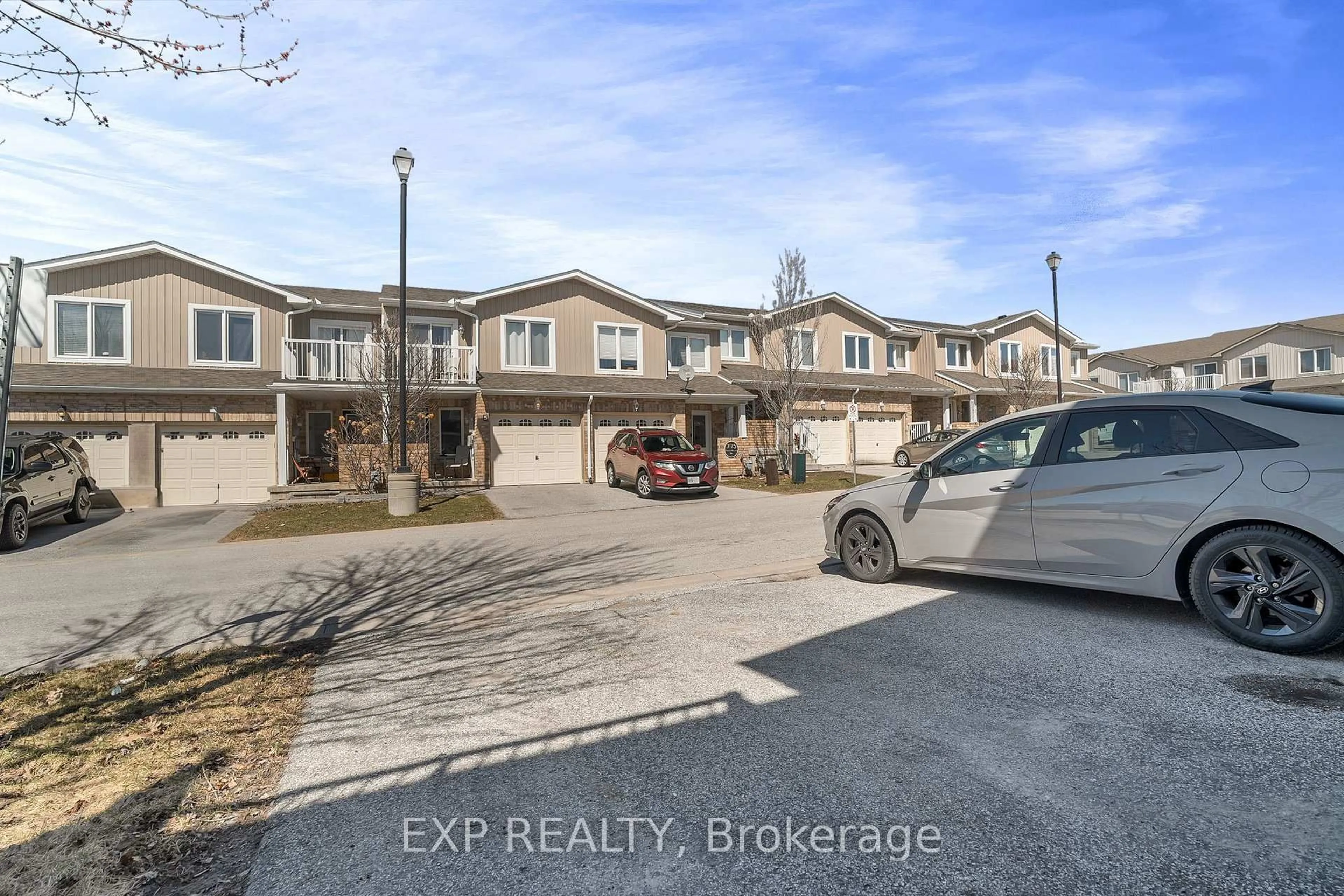A pic from outside/outdoor area/front of a property/back of a property/a pic from drone, street for 75 Prince William Way #6, Barrie Ontario L4M 0A1