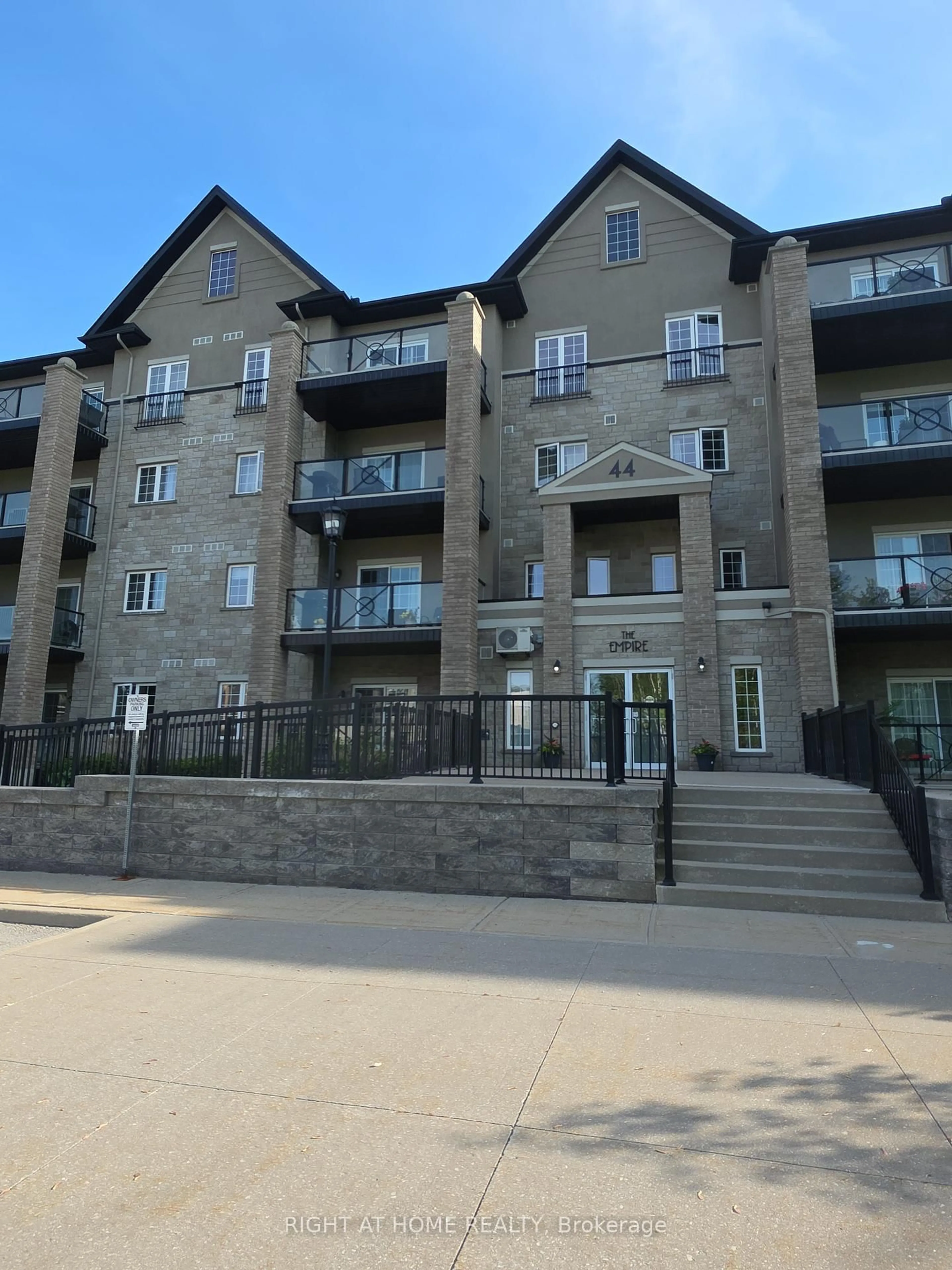 A pic from outside/outdoor area/front of a property/back of a property/a pic from drone, building for 44 Ferndale Dr #305, Barrie Ontario L4N 2V1