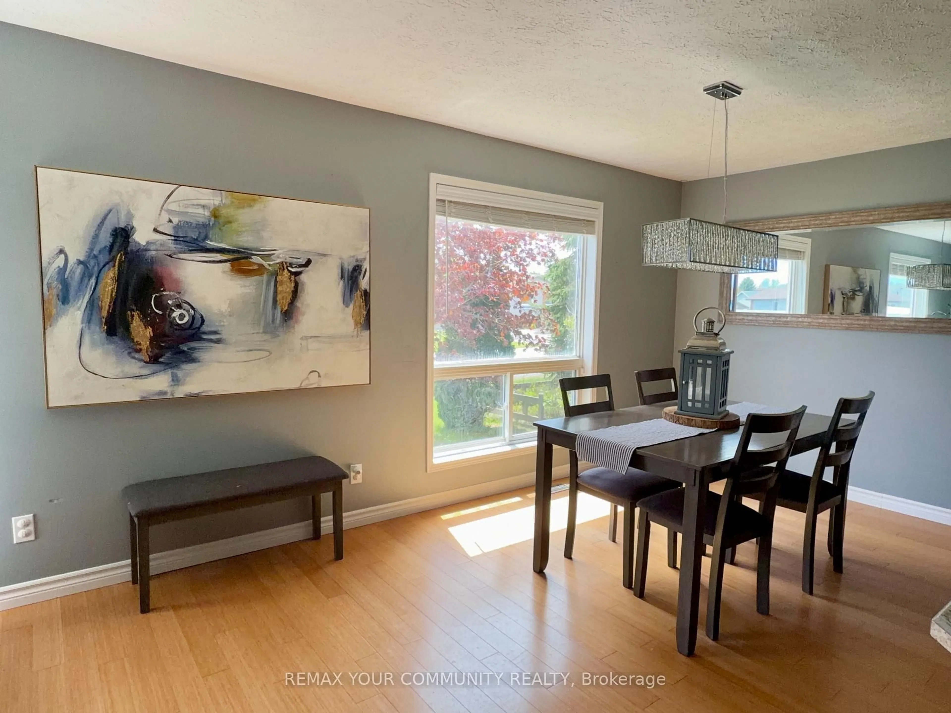 Dining room, wood/laminate floor for 86 Oxley Dr, Penetanguishene Ontario L9M 1W1