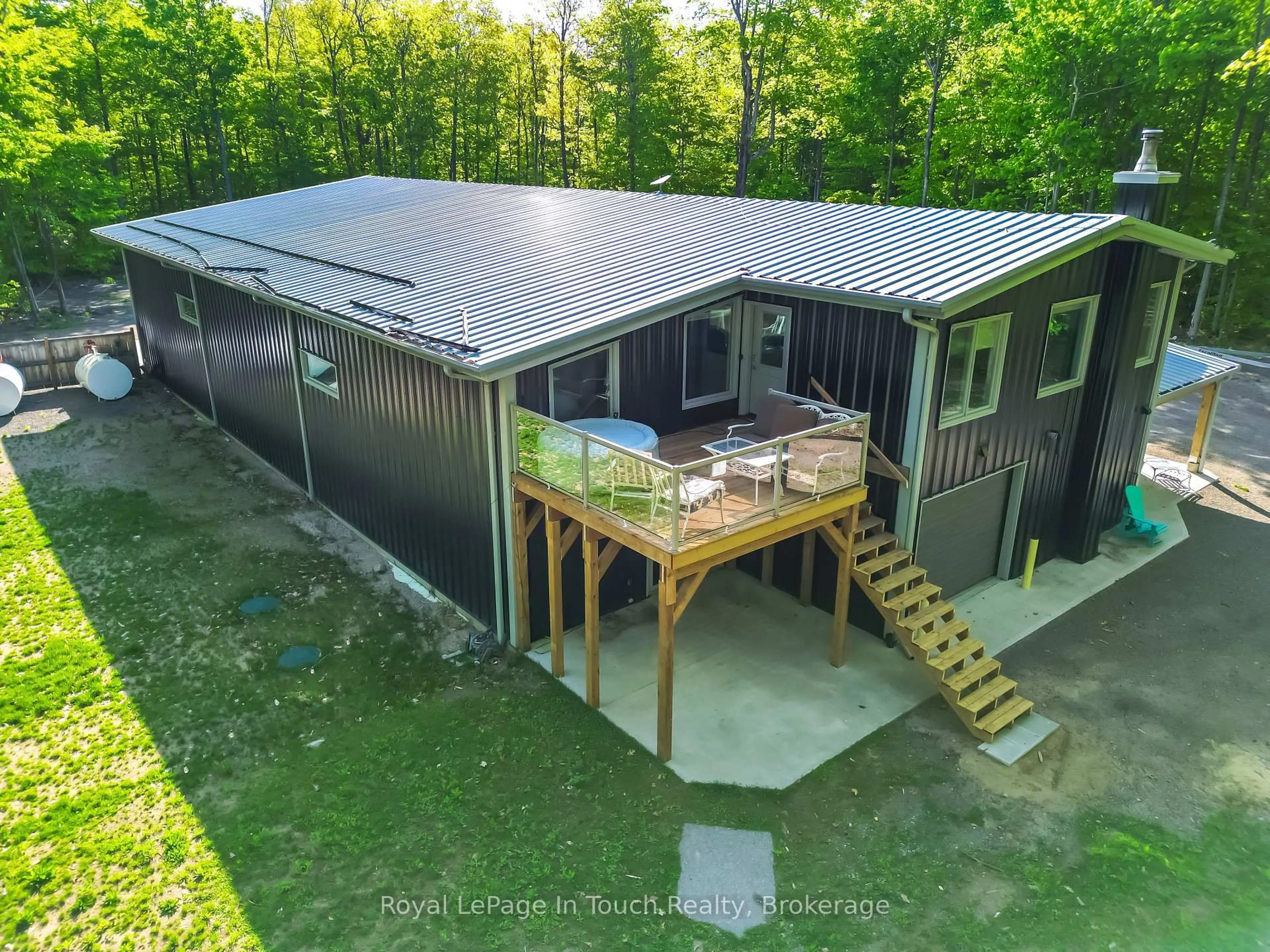 A pic from outside/outdoor area/front of a property/back of a property/a pic from drone, building for 1388 Cedarpoint Rd, Tiny Ontario L0L 2J0
