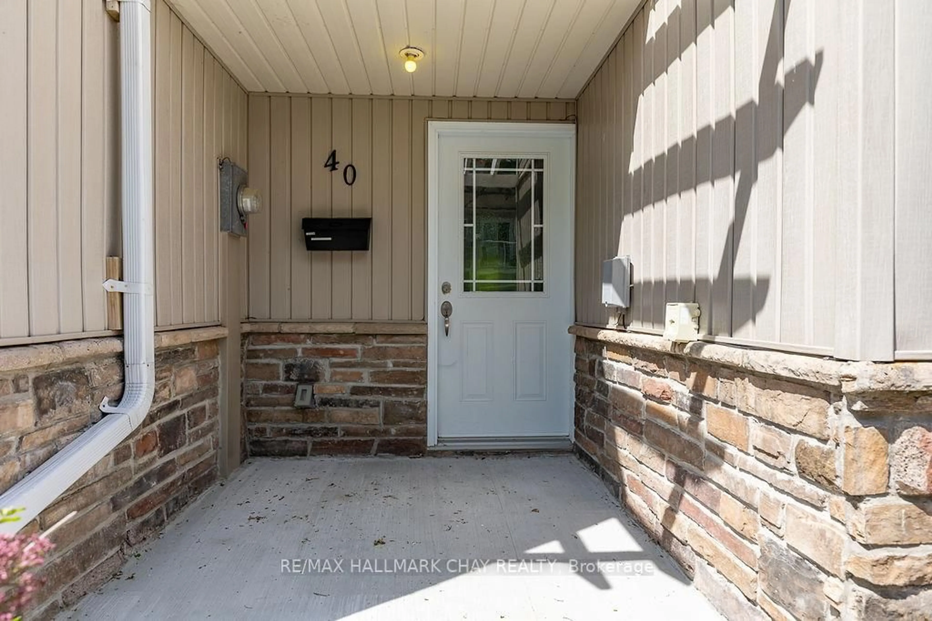 Indoor entryway for 12 Lankin Blvd #40, Orillia Ontario L3V 6T2