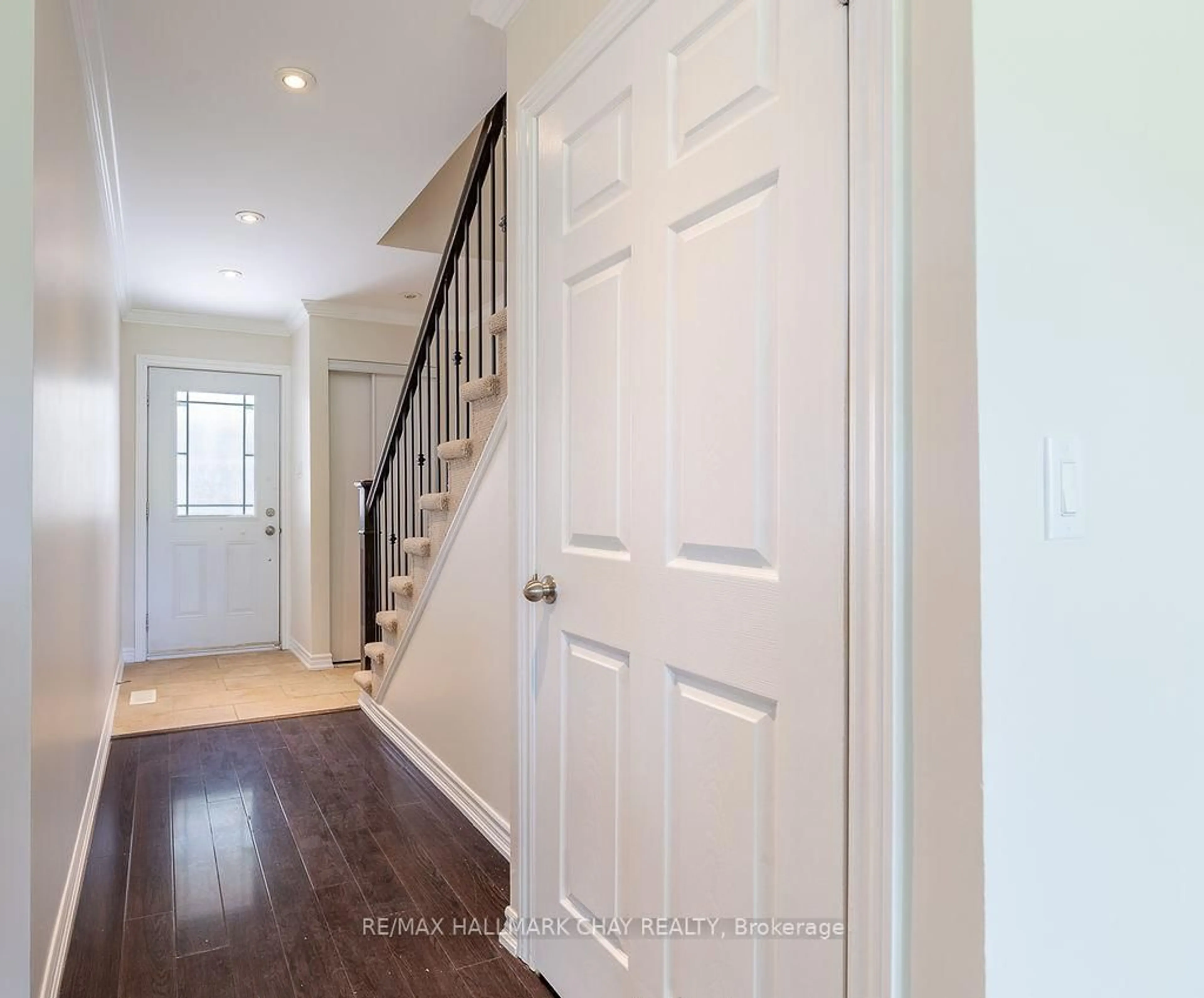 Indoor entryway for 12 Lankin Blvd #40, Orillia Ontario L3V 6T2