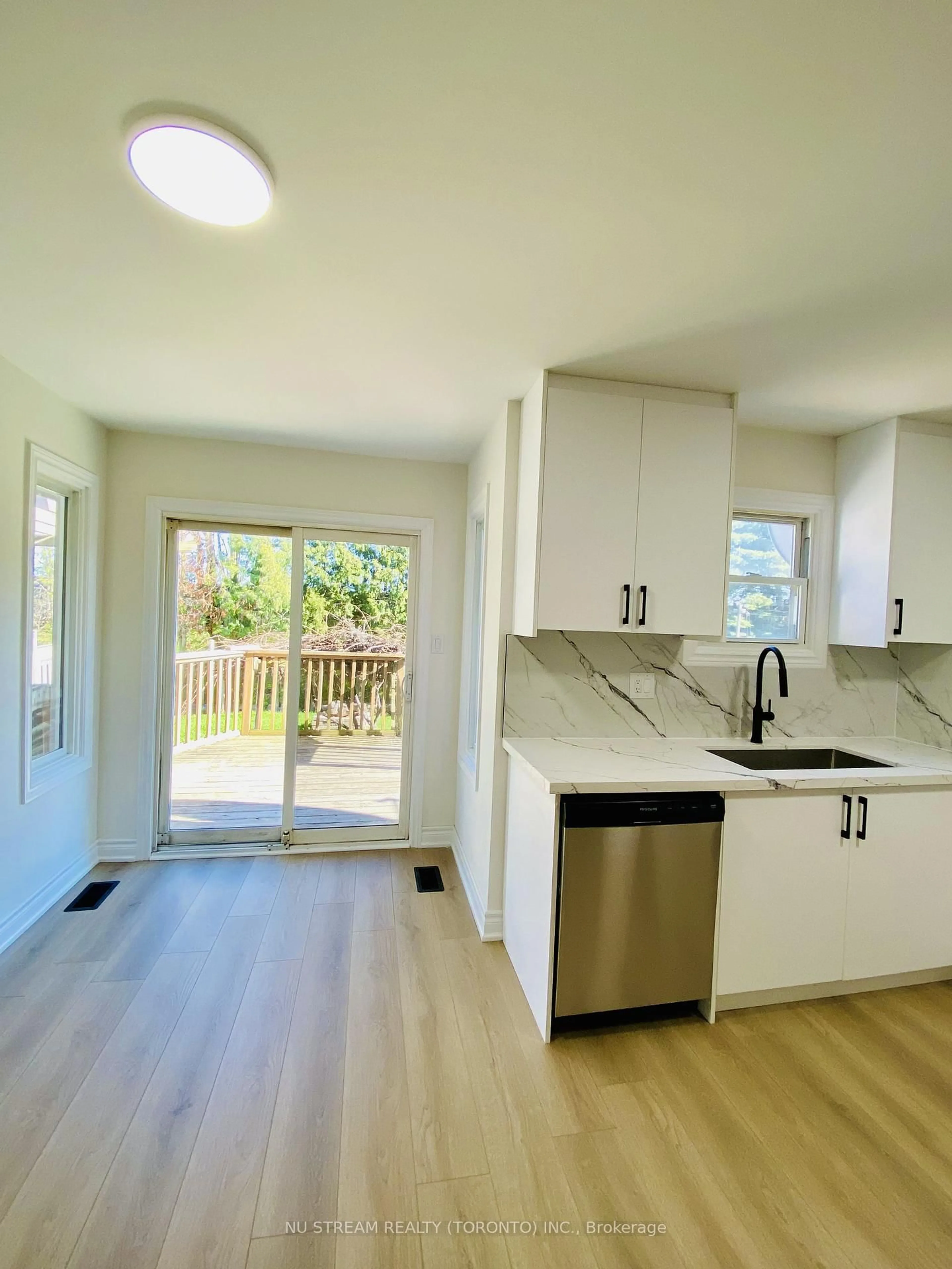 Open concept kitchen, wood/laminate floor for 25 Quance St, Barrie Ontario L4N 7M3