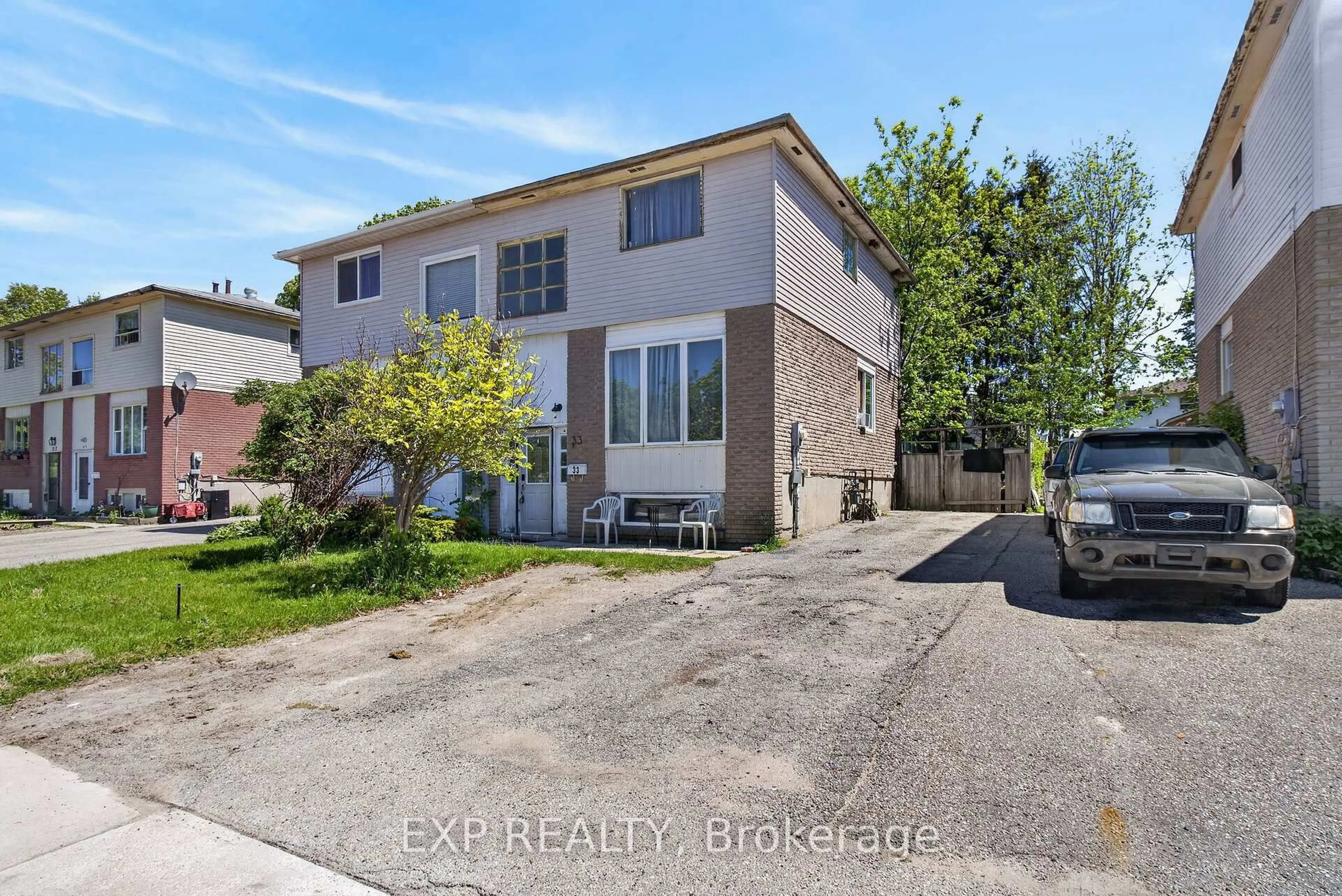 A pic from outside/outdoor area/front of a property/back of a property/a pic from drone, street for 33 Carlton Rd, Barrie Ontario L4M 5K8