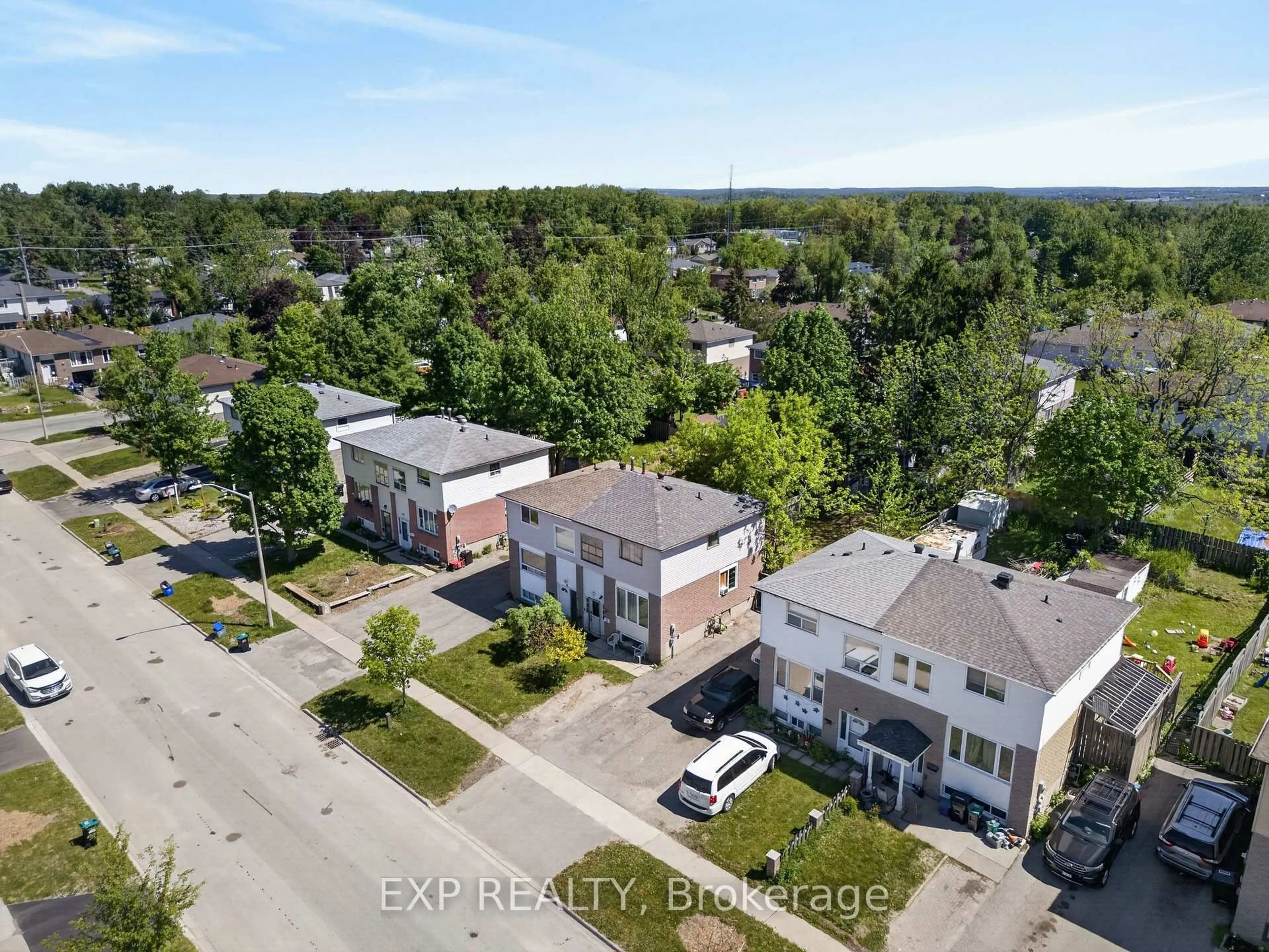 A pic from outside/outdoor area/front of a property/back of a property/a pic from drone, street for 33 Carlton Rd, Barrie Ontario L4M 5K8