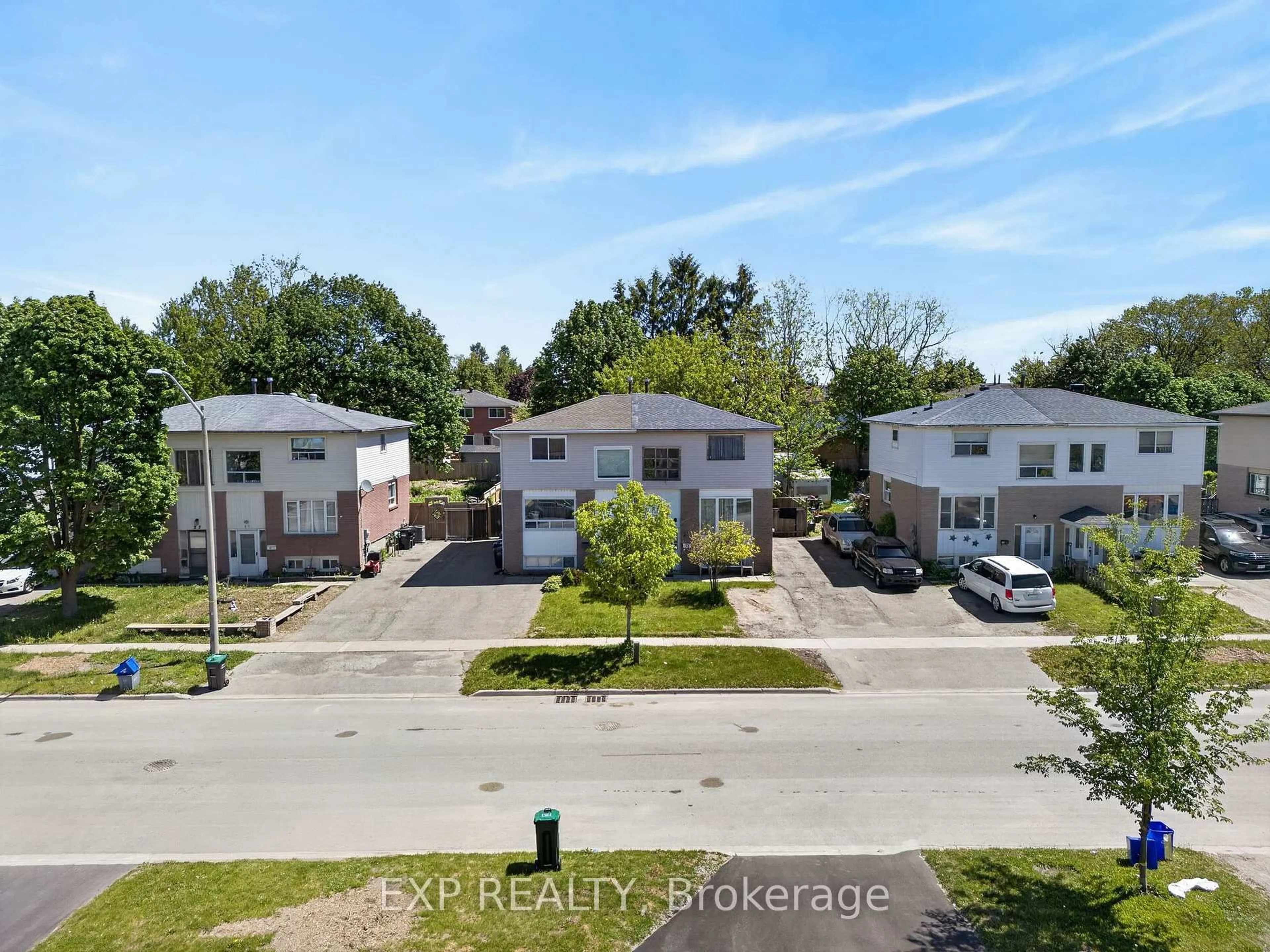 A pic from outside/outdoor area/front of a property/back of a property/a pic from drone, street for 33 Carlton Rd, Barrie Ontario L4M 5K8